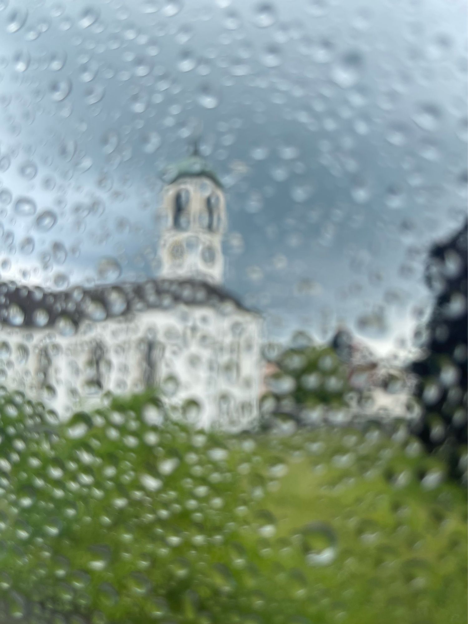 kirche gesehen durch regentropfen am fenster