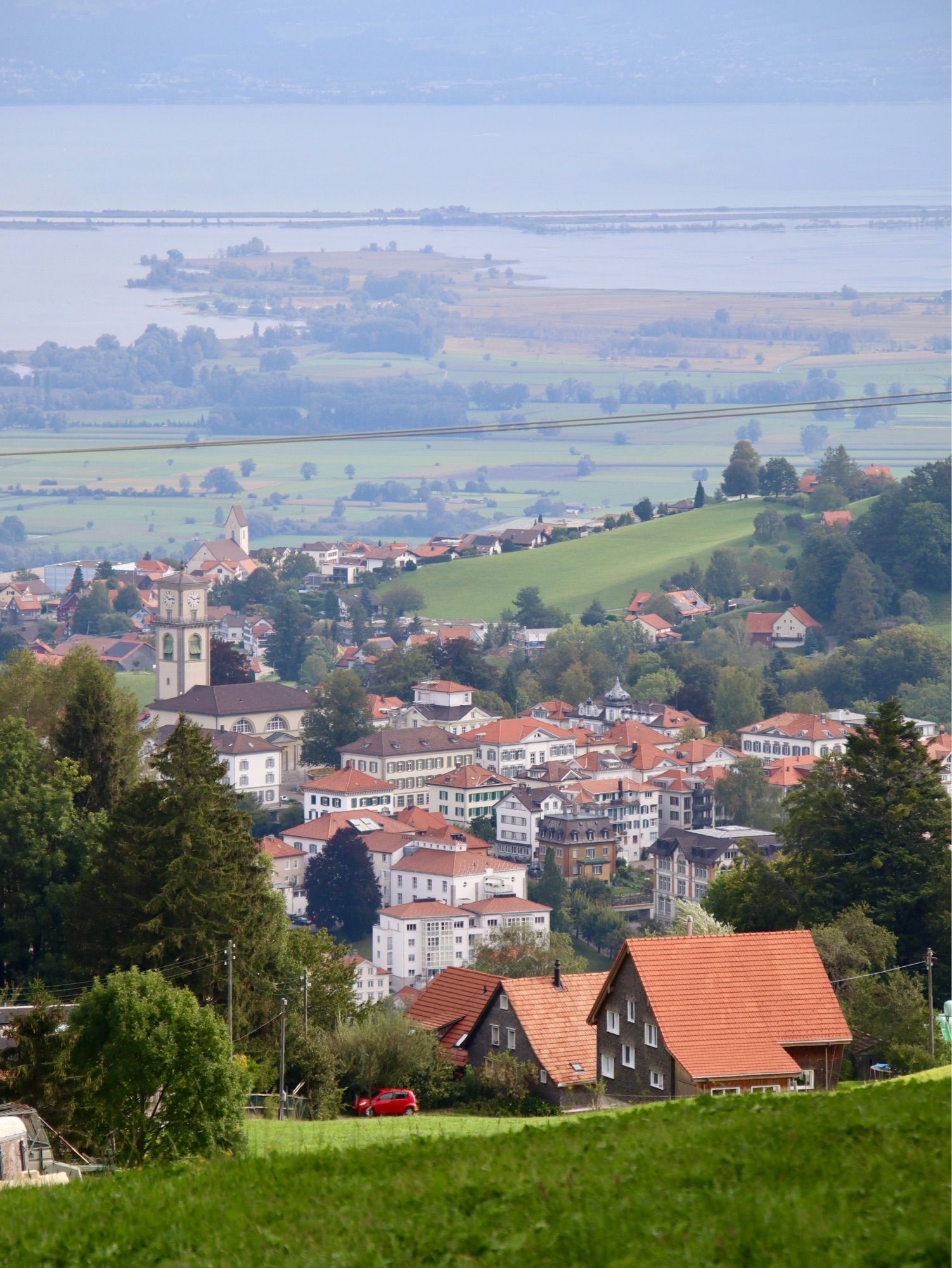 aussicht auf das biedermeierdorf und den see