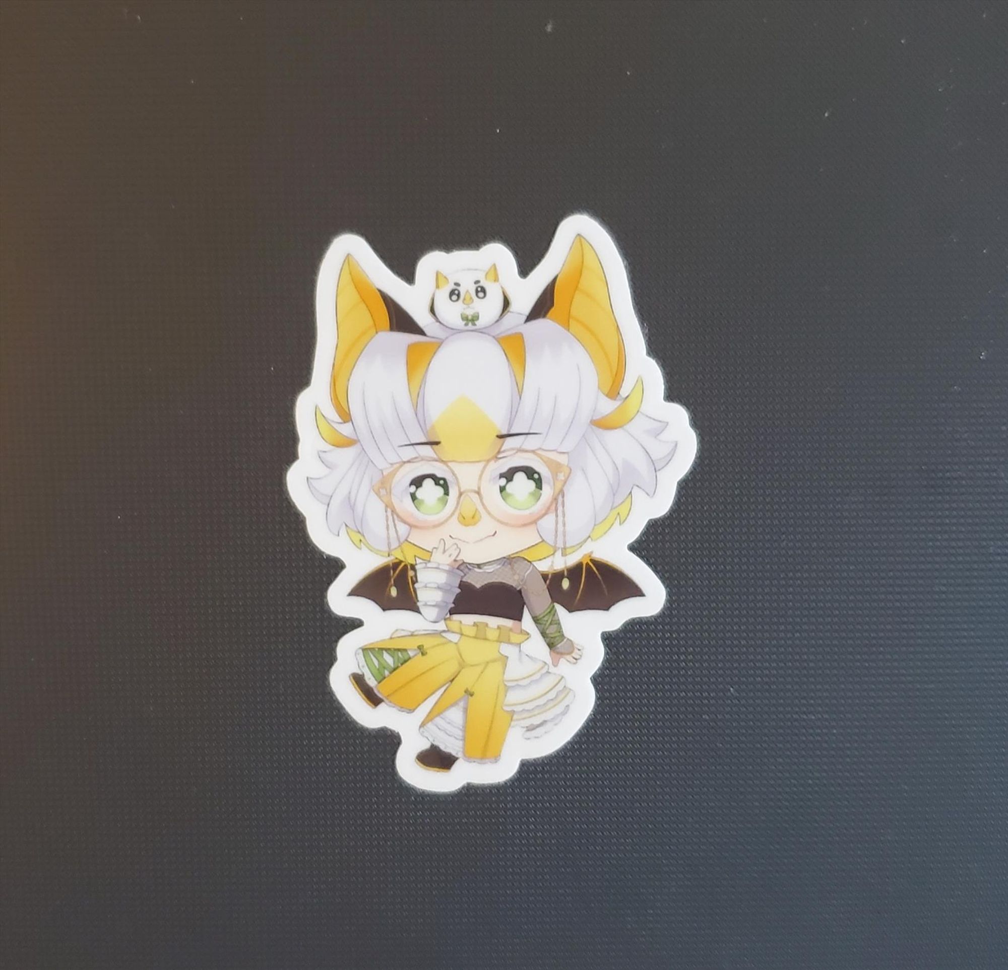 A tiny sticker of Yam Albat & her cute mascot, Buttons, was placed on the front of Aiyoku's personal/work laptop.