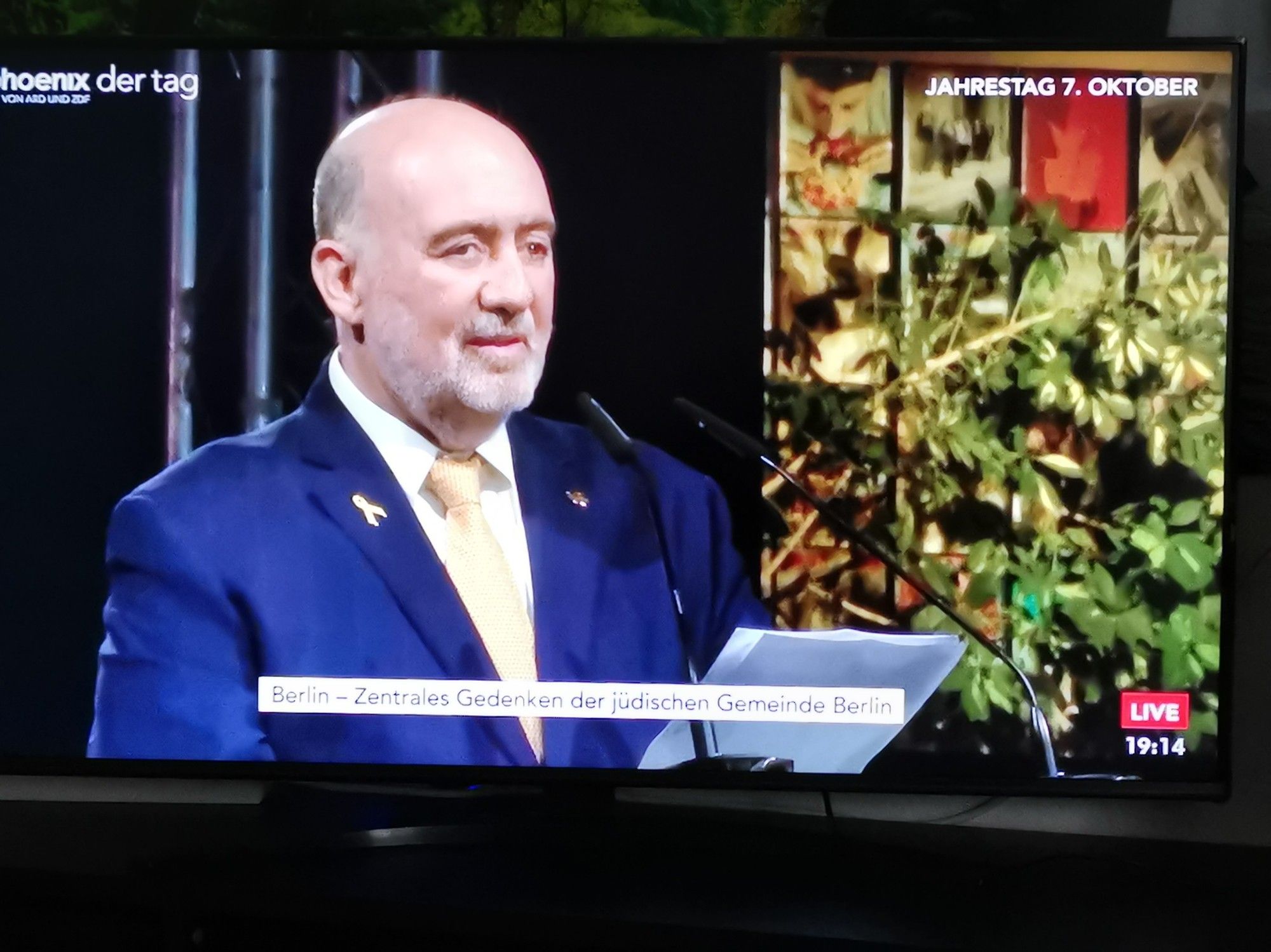 Ron Prosor, der Botschafter Isreals in Deutschland an einem Podium.