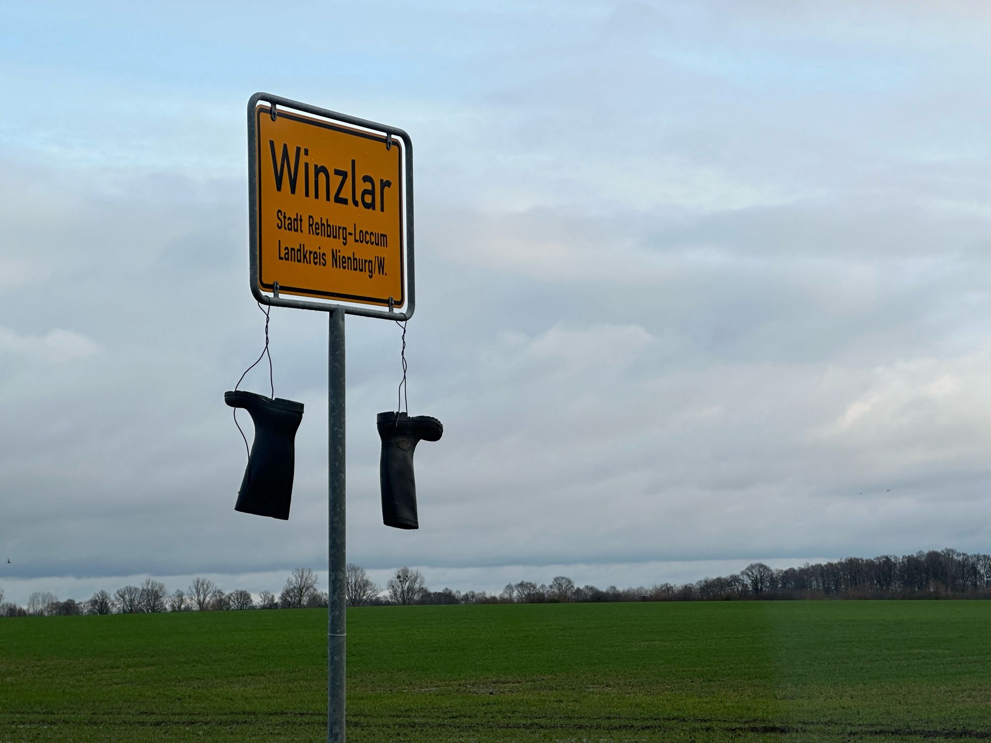 Gummistiefel hängen am Ortsschild Winzlar (Landkreis Nienburg)