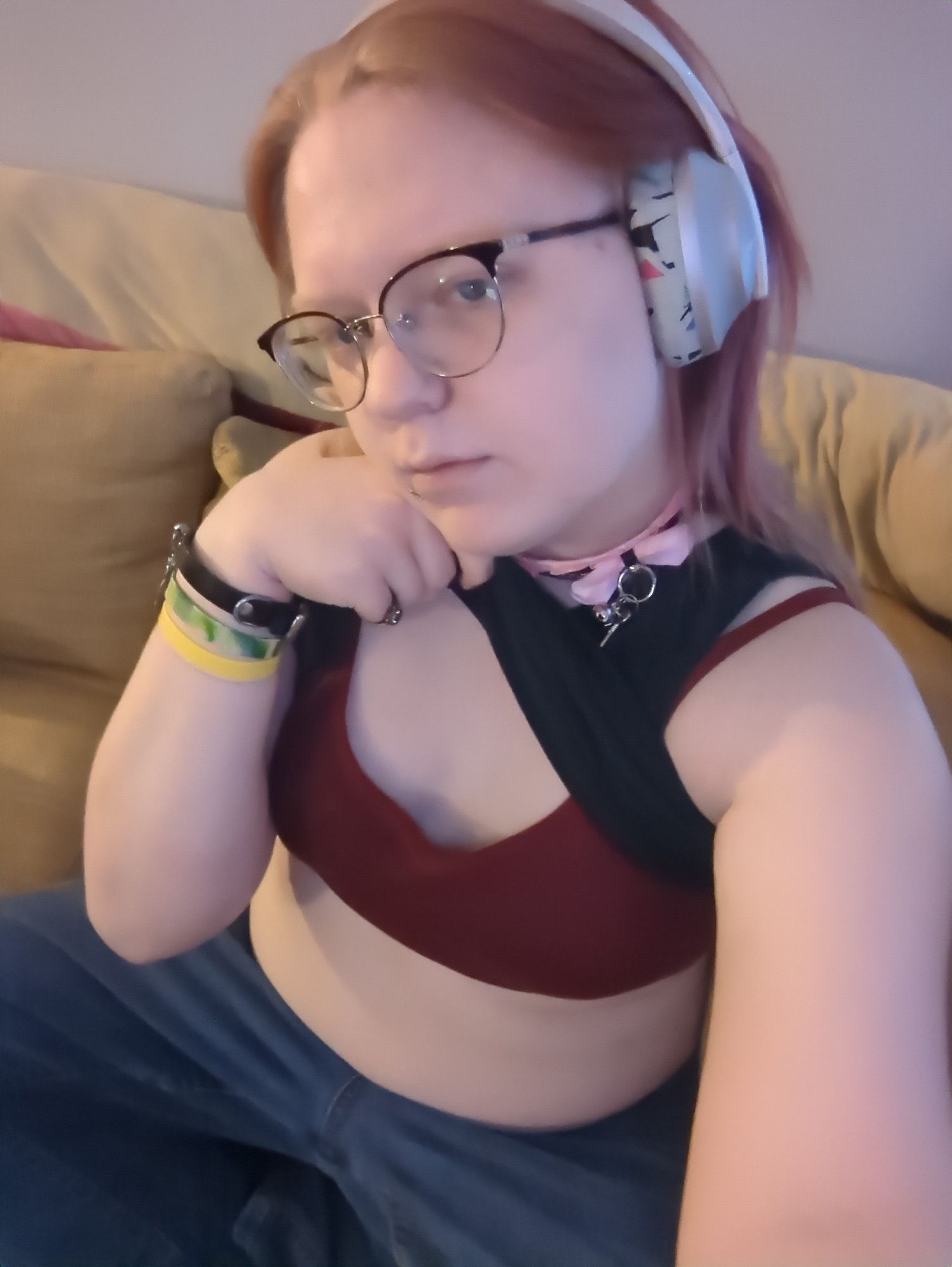 Many is now lifting up that tank top so you can see faer tits sitting in a cute red bra!