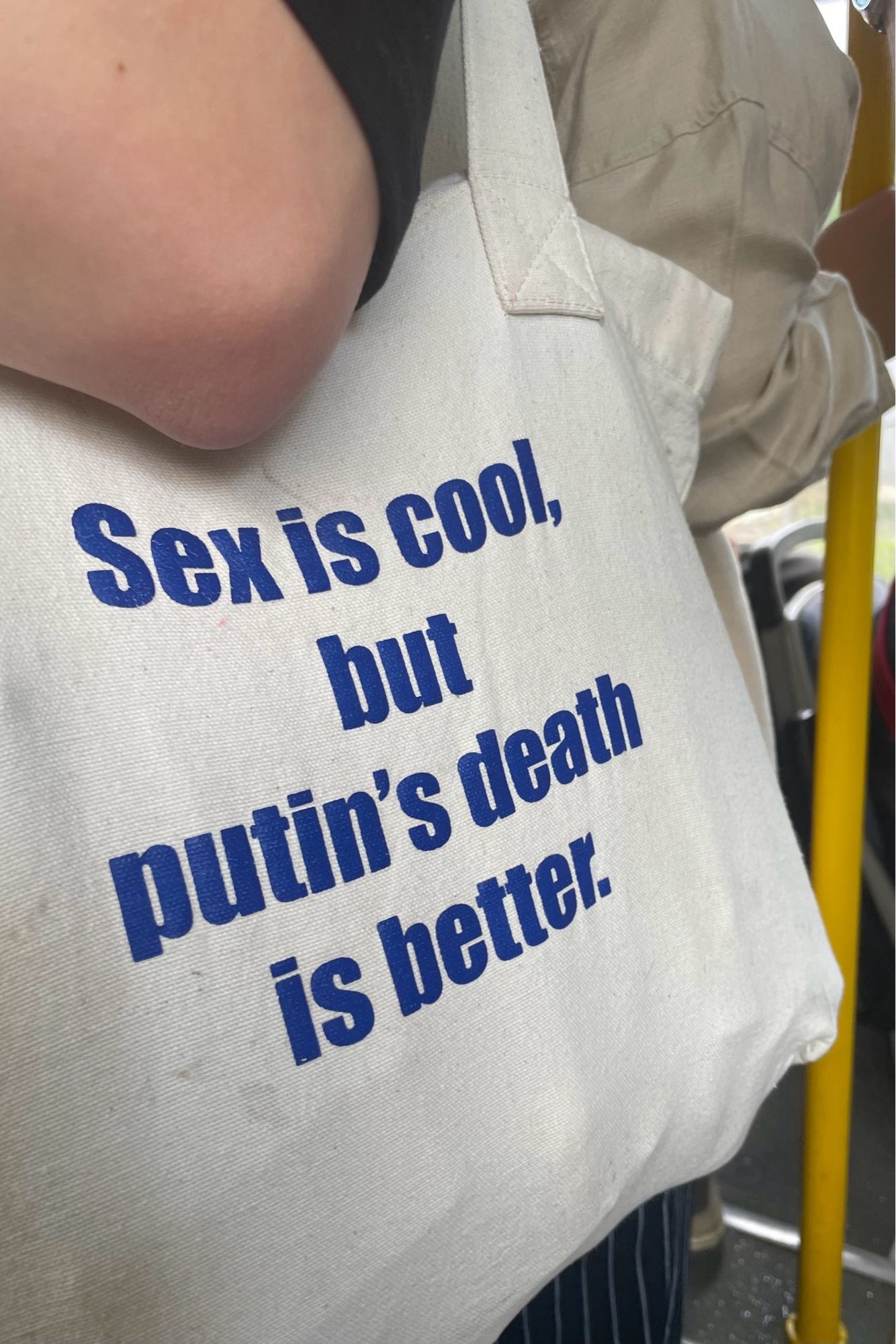 Bild von einer Tasche mit der Aufschrift „Sex is cool, but putin‘s death is better“.