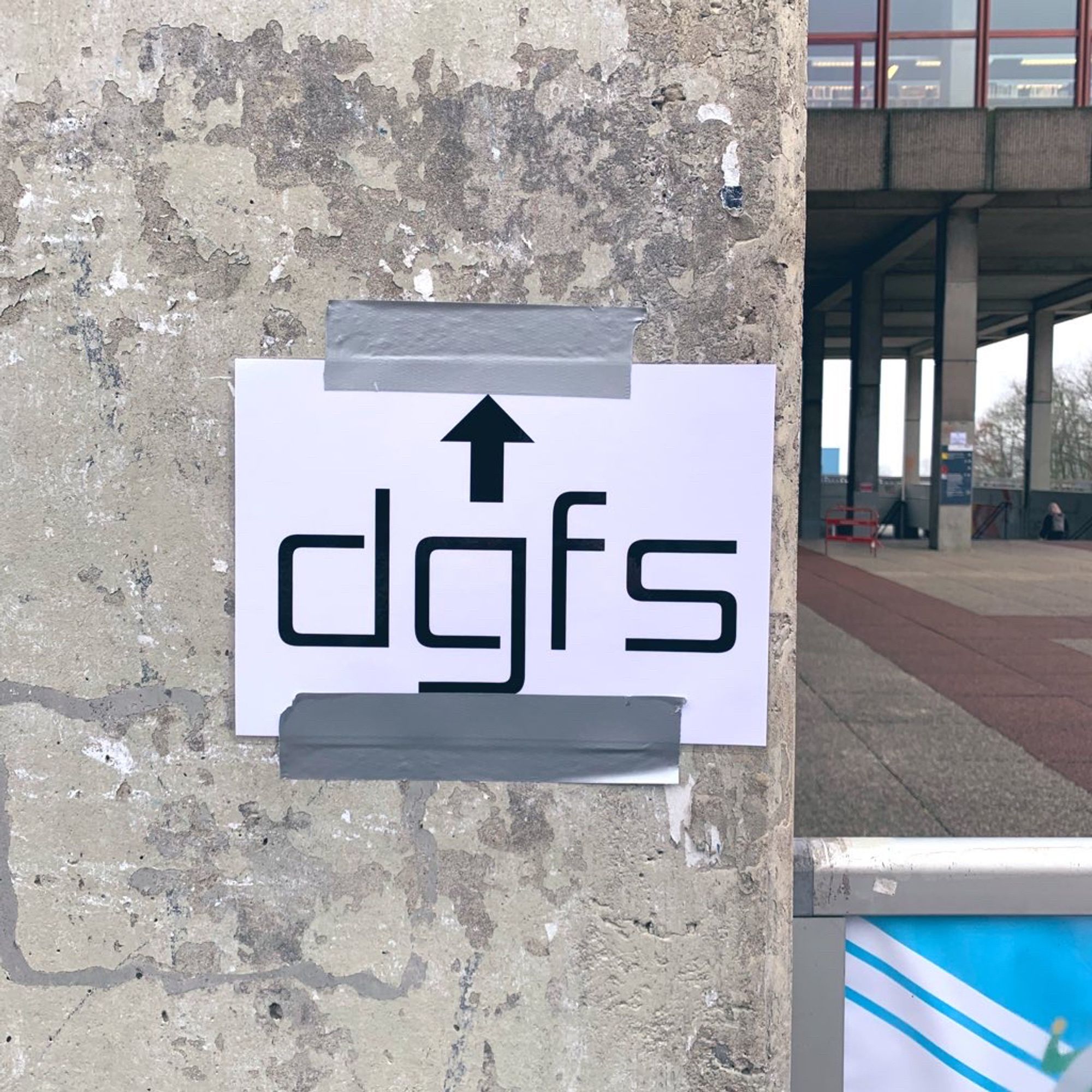 Hinweisschild mit der Aufschrift „DGfS“