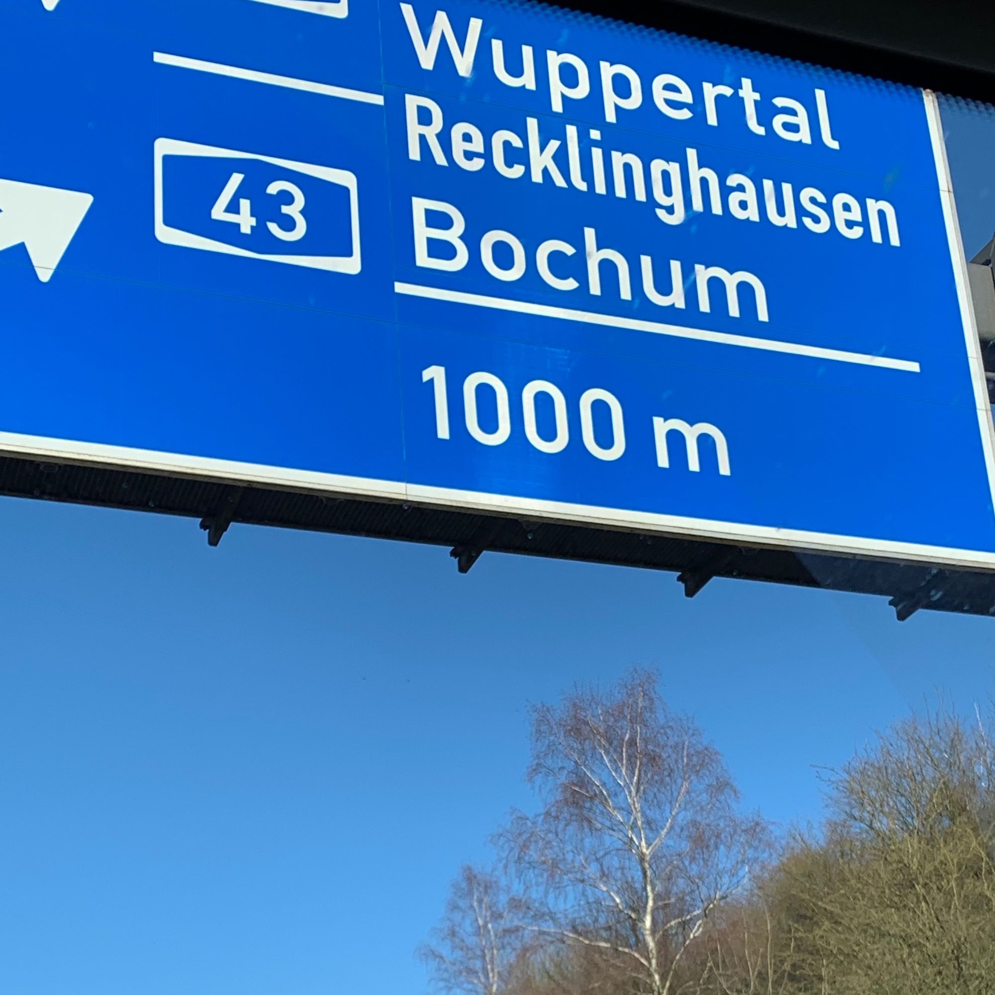 Autobahnschild mit der Aufschrift „Bochum 1000m“