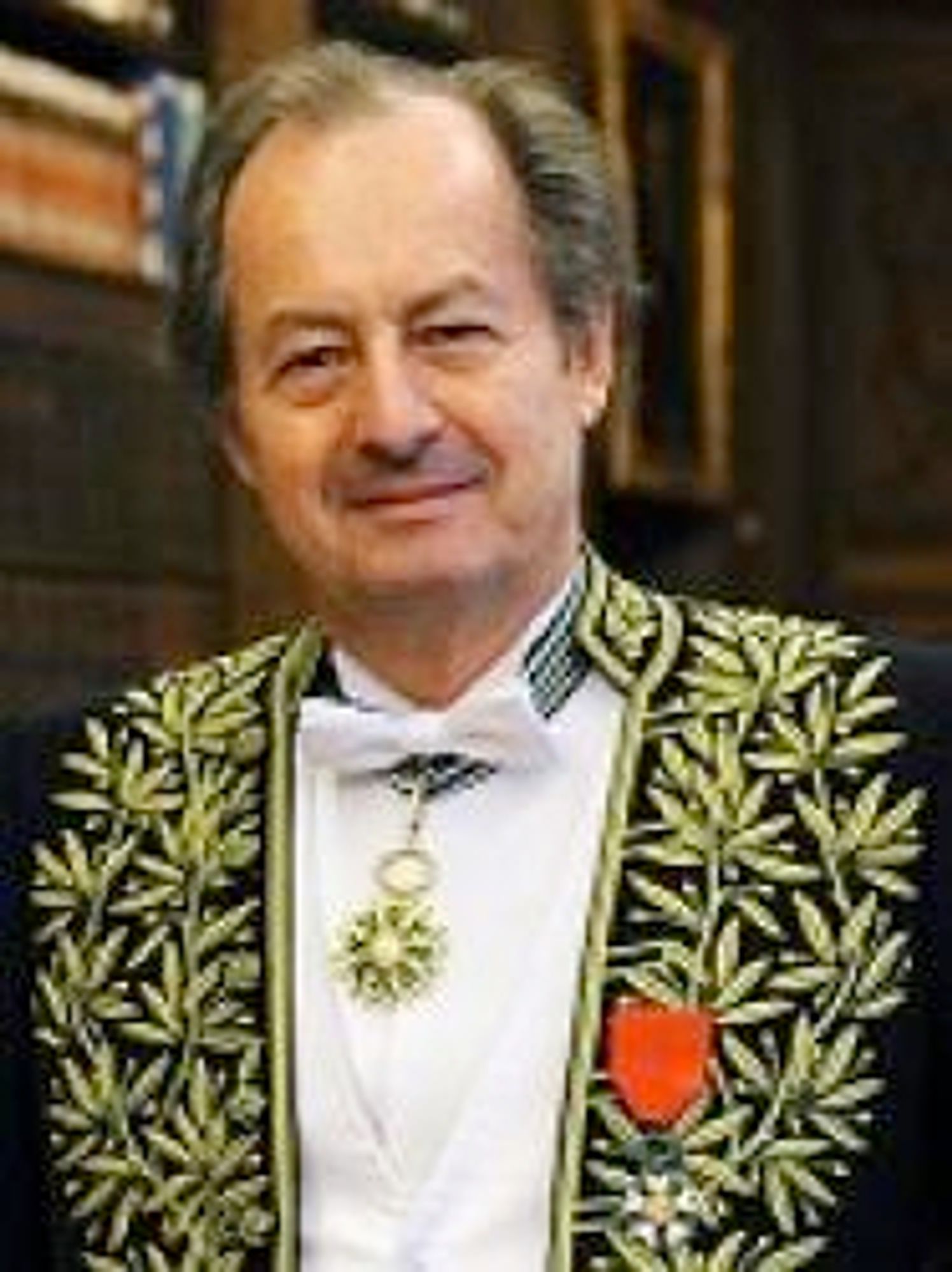 Photo de J.-M. Rouart en tenue d'Académicien