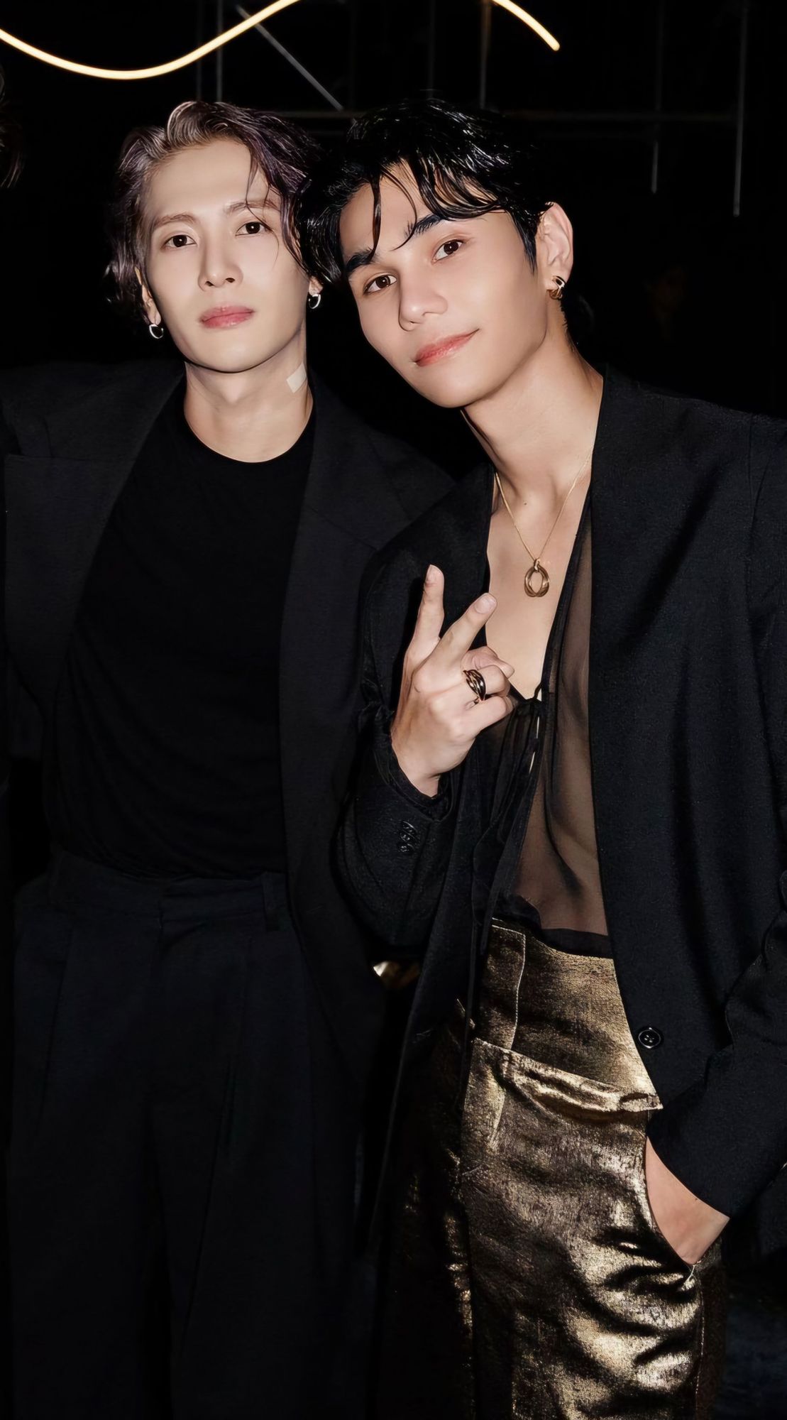 Jackson Wang and Jeff Satur at some event looking stylish and far too handsome for my sake. Jackson is in pure black and Jeff is wearing gold and a sheer???? Shirt and a black jacket