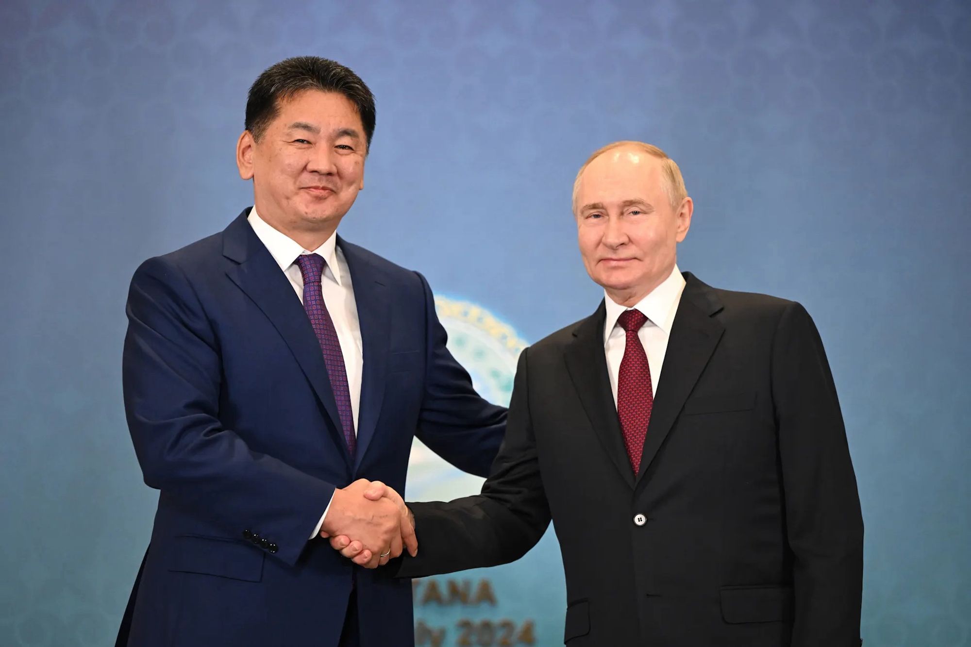 Der Präsident der Mongolei, Uchnaagiin Chürelsüch, mit Wladimir Putin. Putin wird vom Internationalen Strafgerichtshof mit Heftbefehl gesucht. Als Unterzeichner des Römischen Statuts wäre die Mongolei verpflichtet, den Haftbefehl bei Putins Besuch zu vollstrecken.