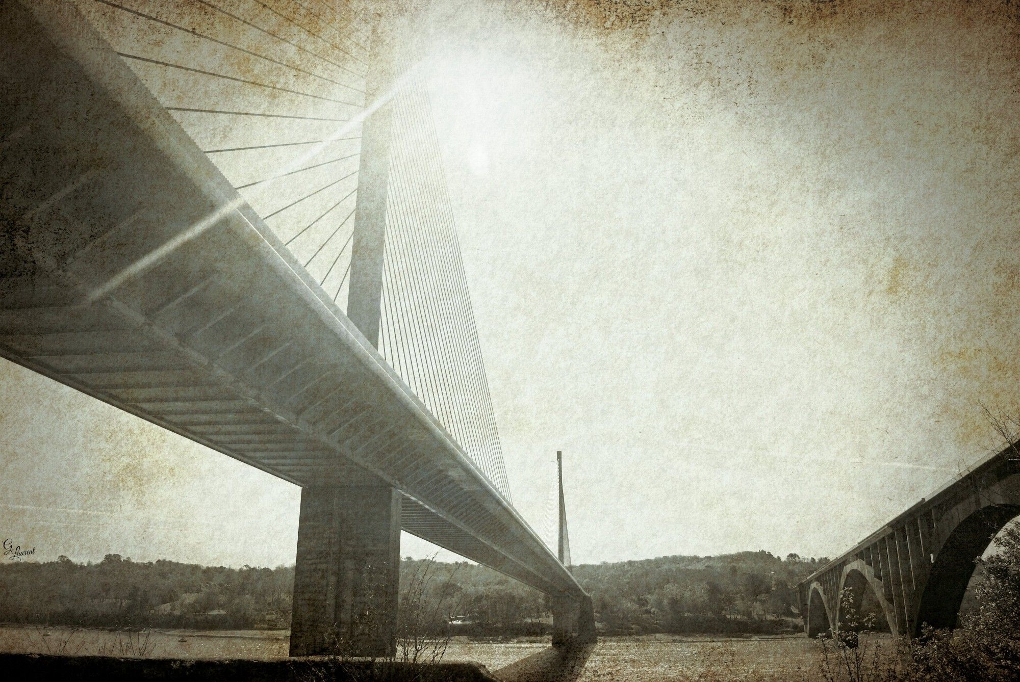 Photo de ponts côte-à-côte, un récent et son aïeul sur la droite. Photo retravaillée dans un style ancien, taché et saturé.