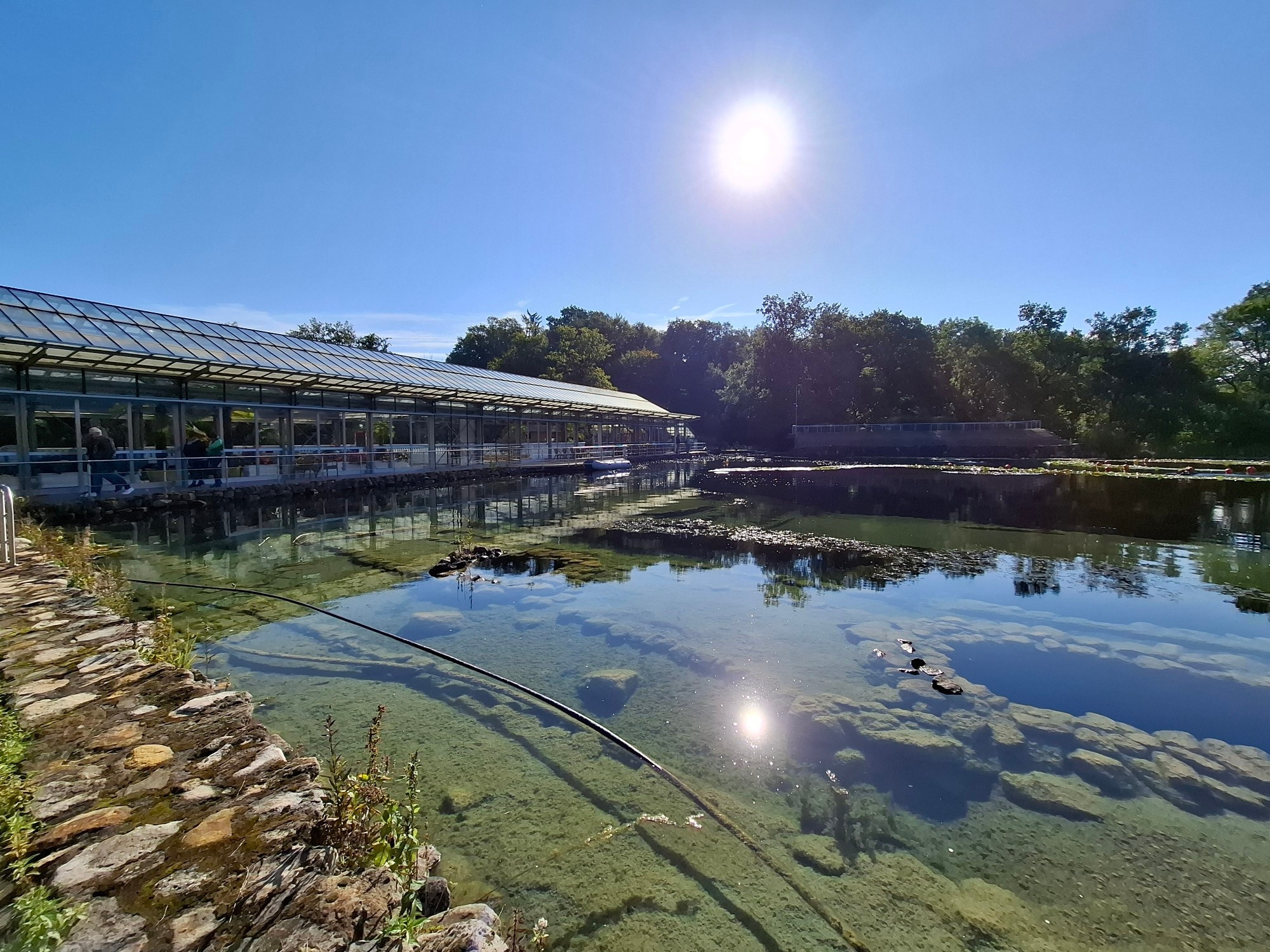 Der Unterwasserpark an der Oberfläche  im herrlichen Sonnenschein.