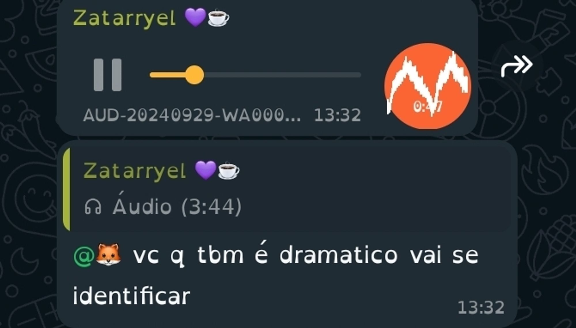 A imagem mostra duas mensagens do WhatsApp enviadas por outra pessoa. O contato da pessoa está adicionado como "Zatarryel 💜", a primeira mensagem é áudio de 3 minutos e 44 segundos, na segunda mensagem, da mesma pessoa em resposta ao áudio, diz: "@🦊 você que também é dramático vai se identificar".