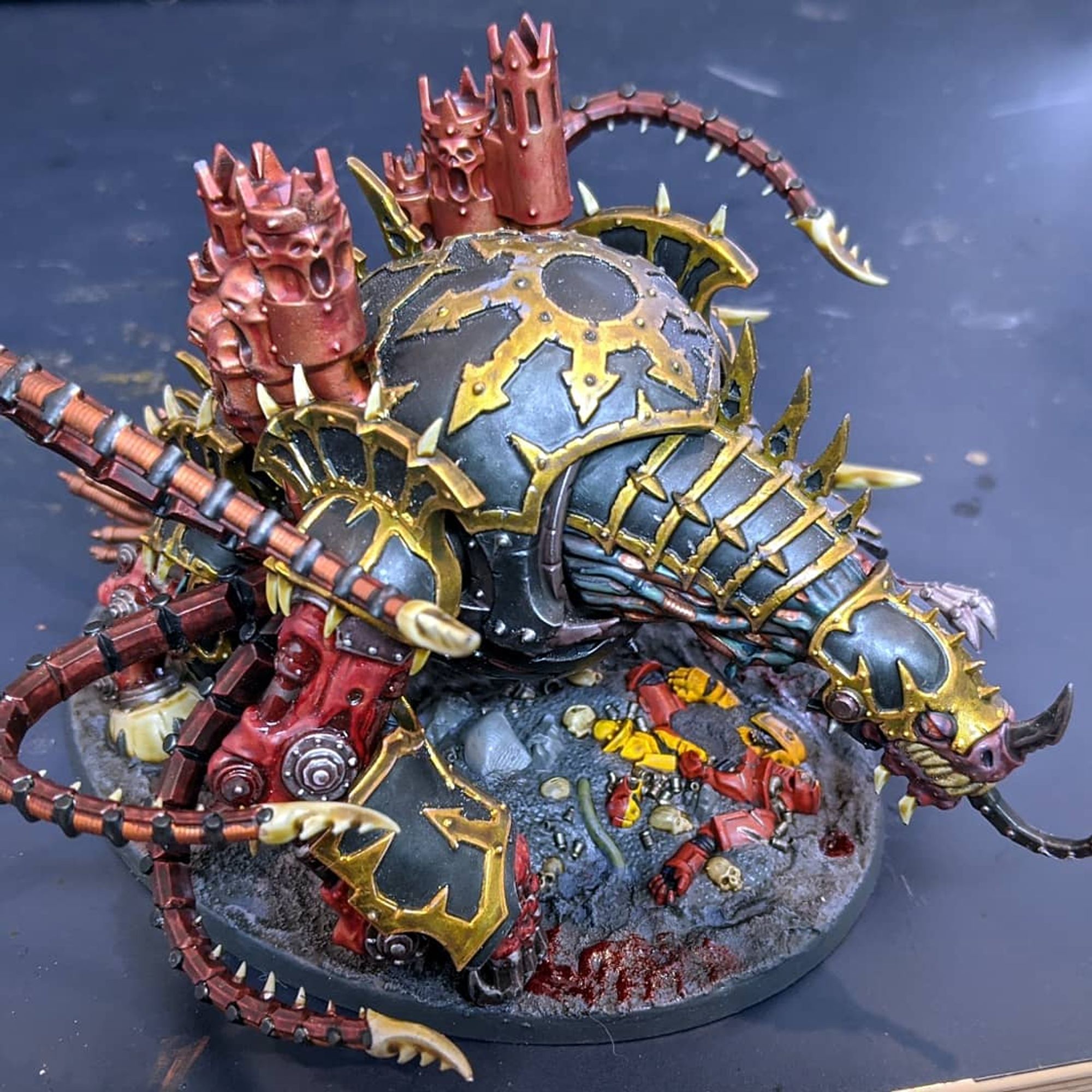 A Warhammer 40K Maulerfiend in Black Legion colours, with a dead Space Marine on its base painted in Howling Griffons colours.