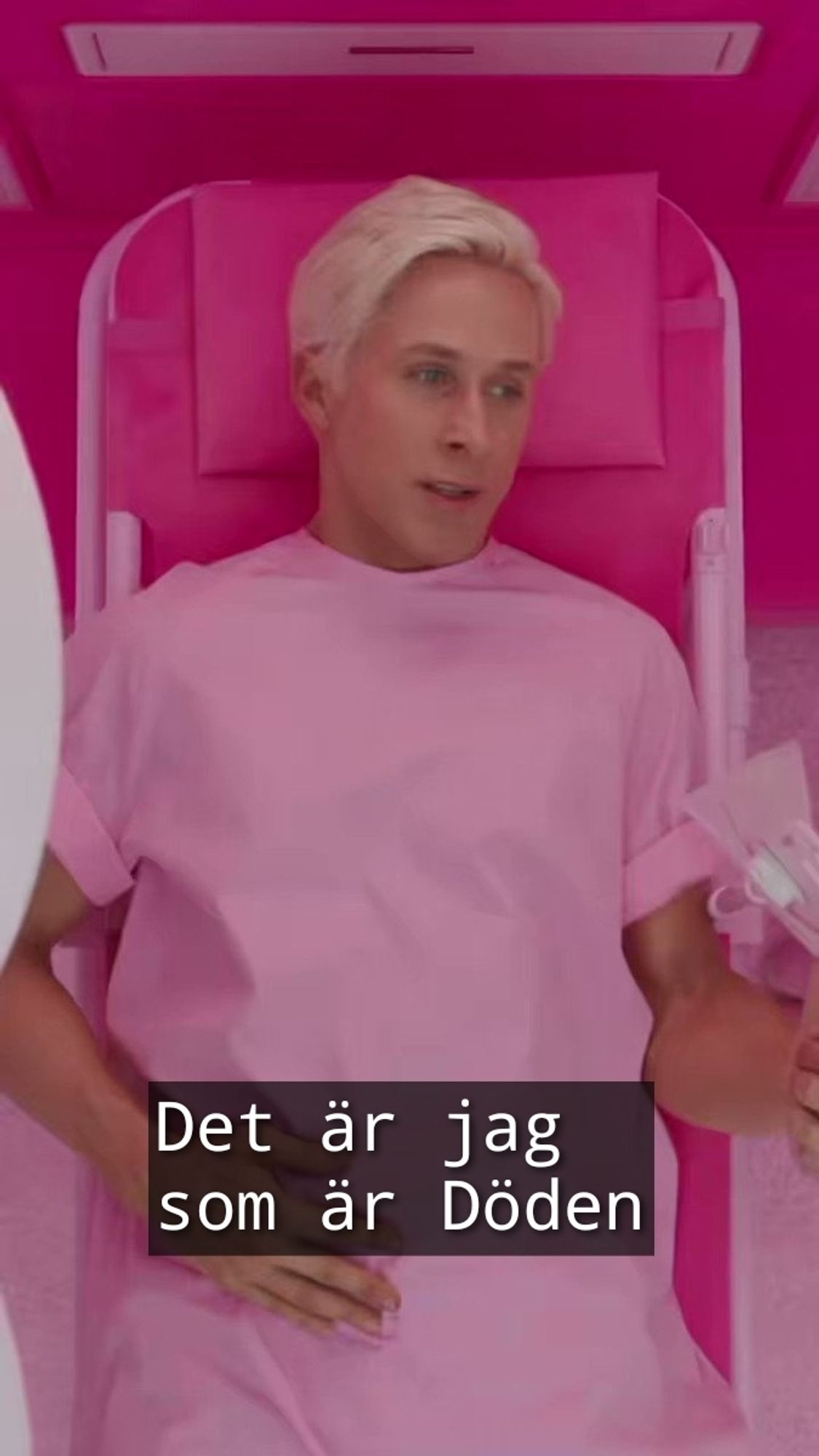 Ryan Gosling with bleached hair in a pink gown, on a pink ambulance bed, in a pink bed, with the subtitle "Det är jag som är Döden"