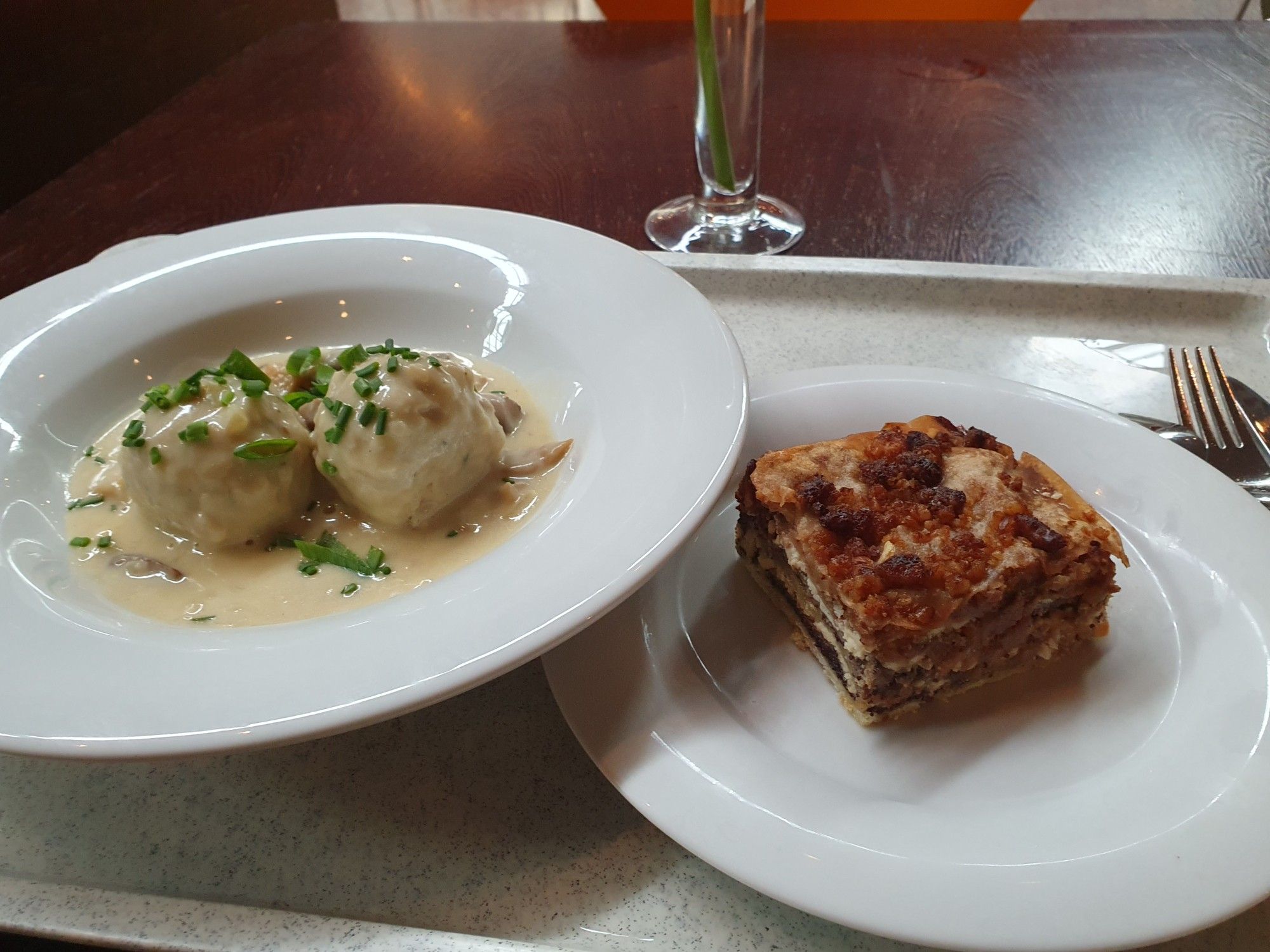 Semmelknödel mit Waldpilzsauce und slowenischer Schichtkuchen. Auf getrennten Tellern, versteht sich.