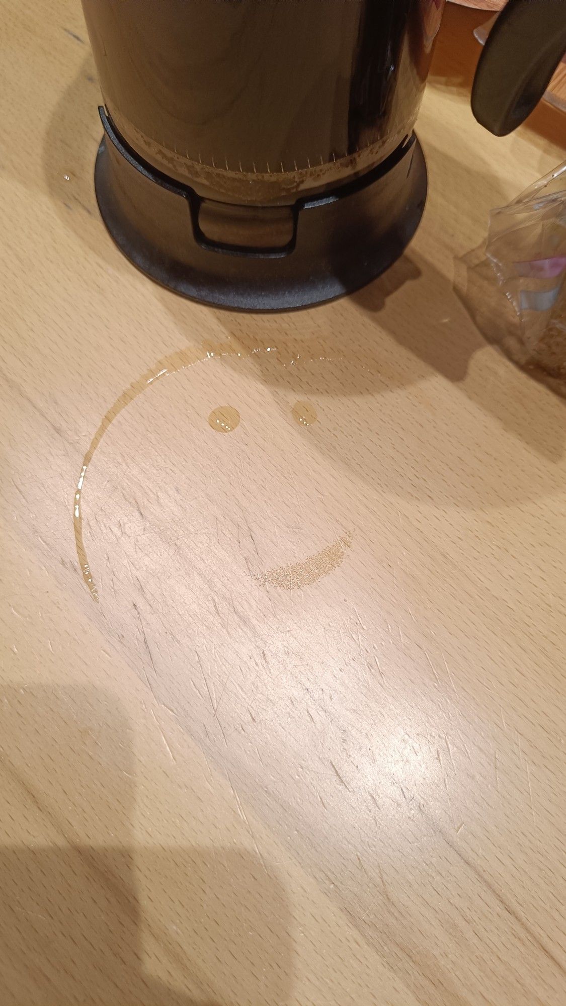 Ein Frühstückstisch mit Smiley