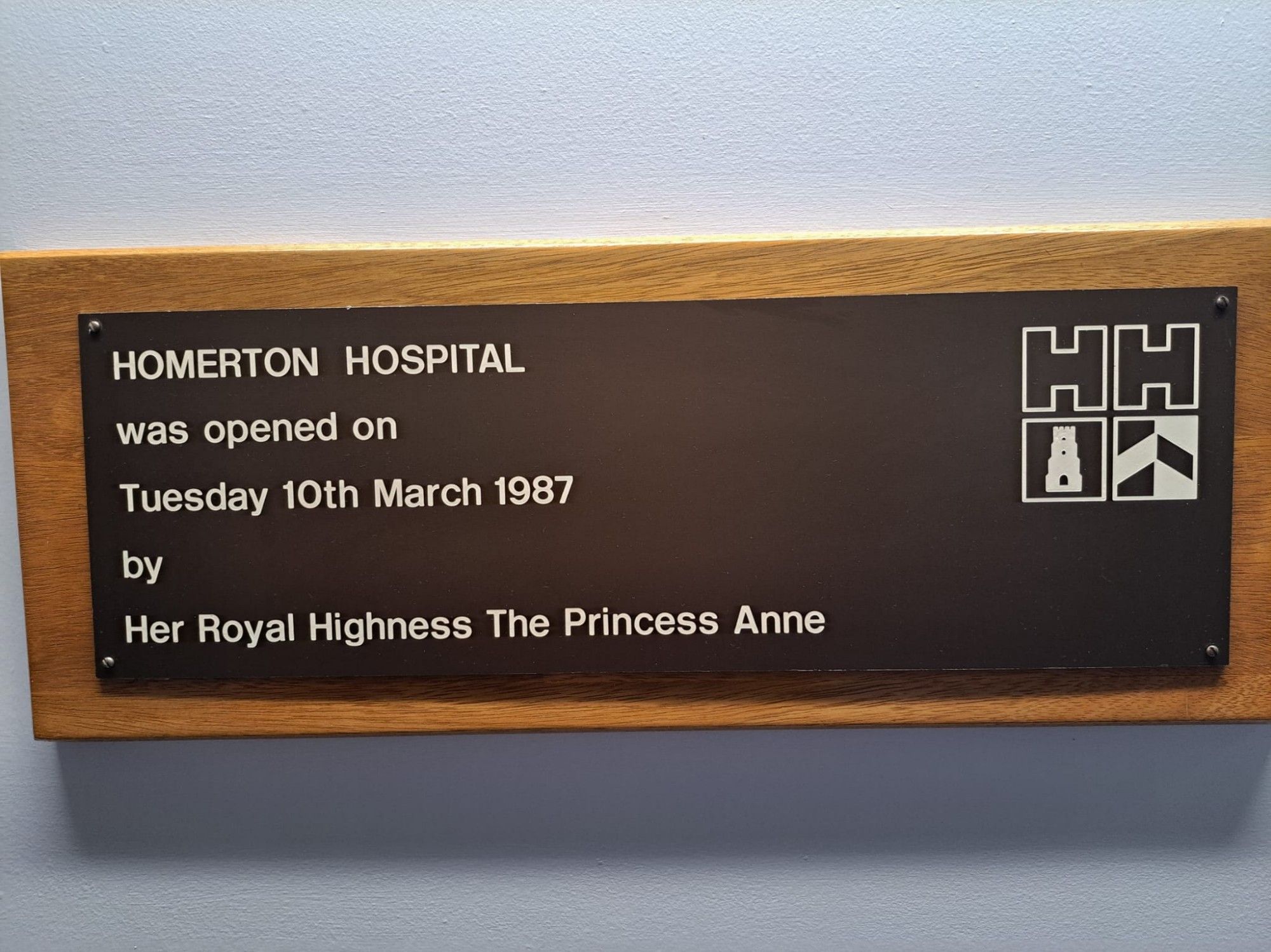 Wall plaque commemorating the 1987 opening of Homerton Hospital