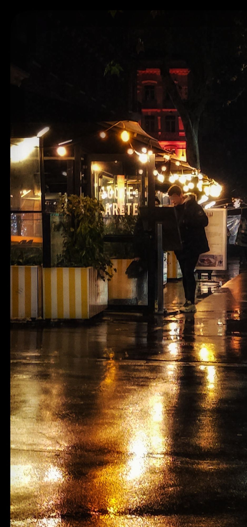 Une ville la nuit après la pluie : lumière et reflets.