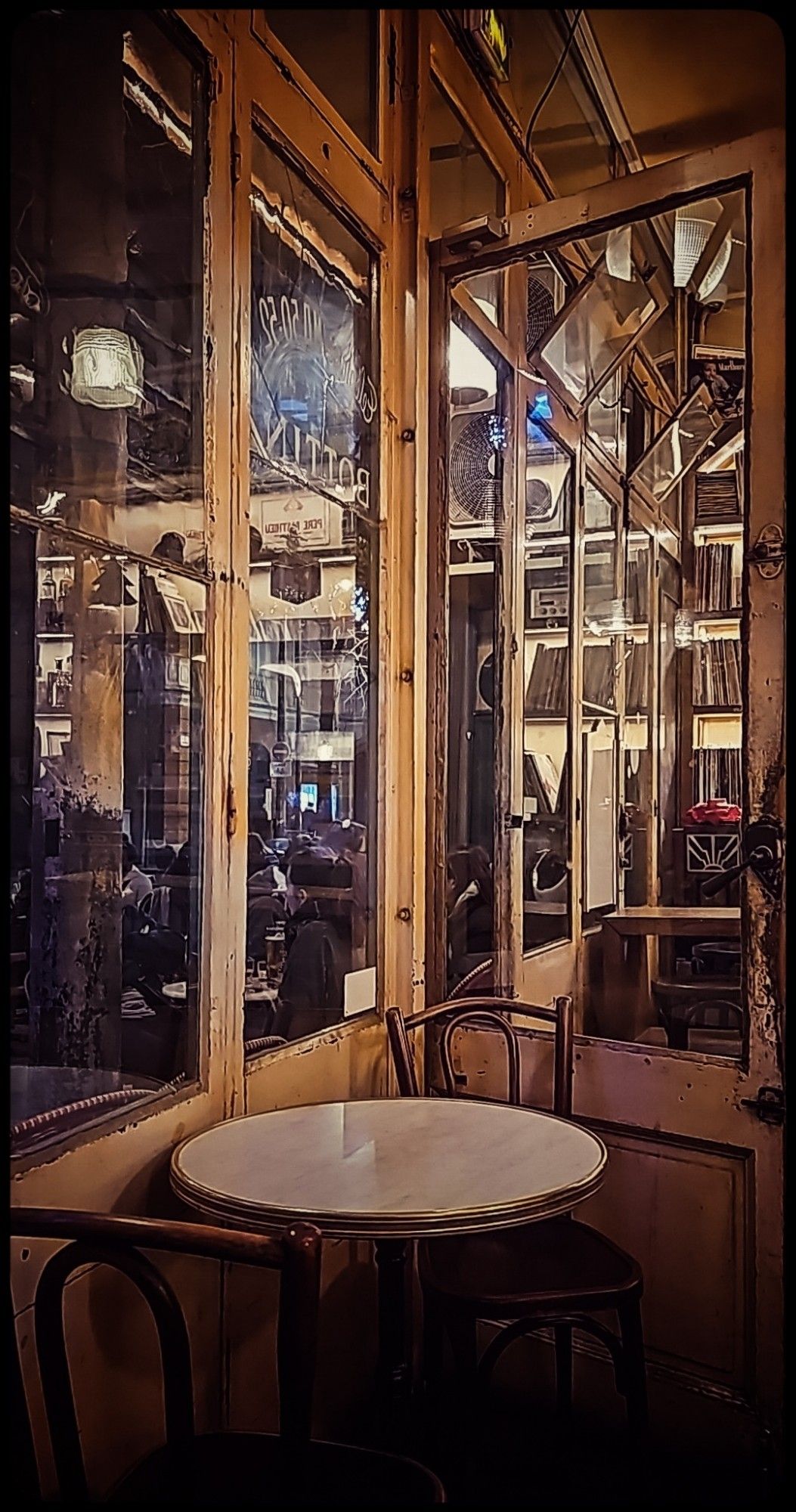 Vieux bistrot de Toulouse...jeu de reflet et de lumière