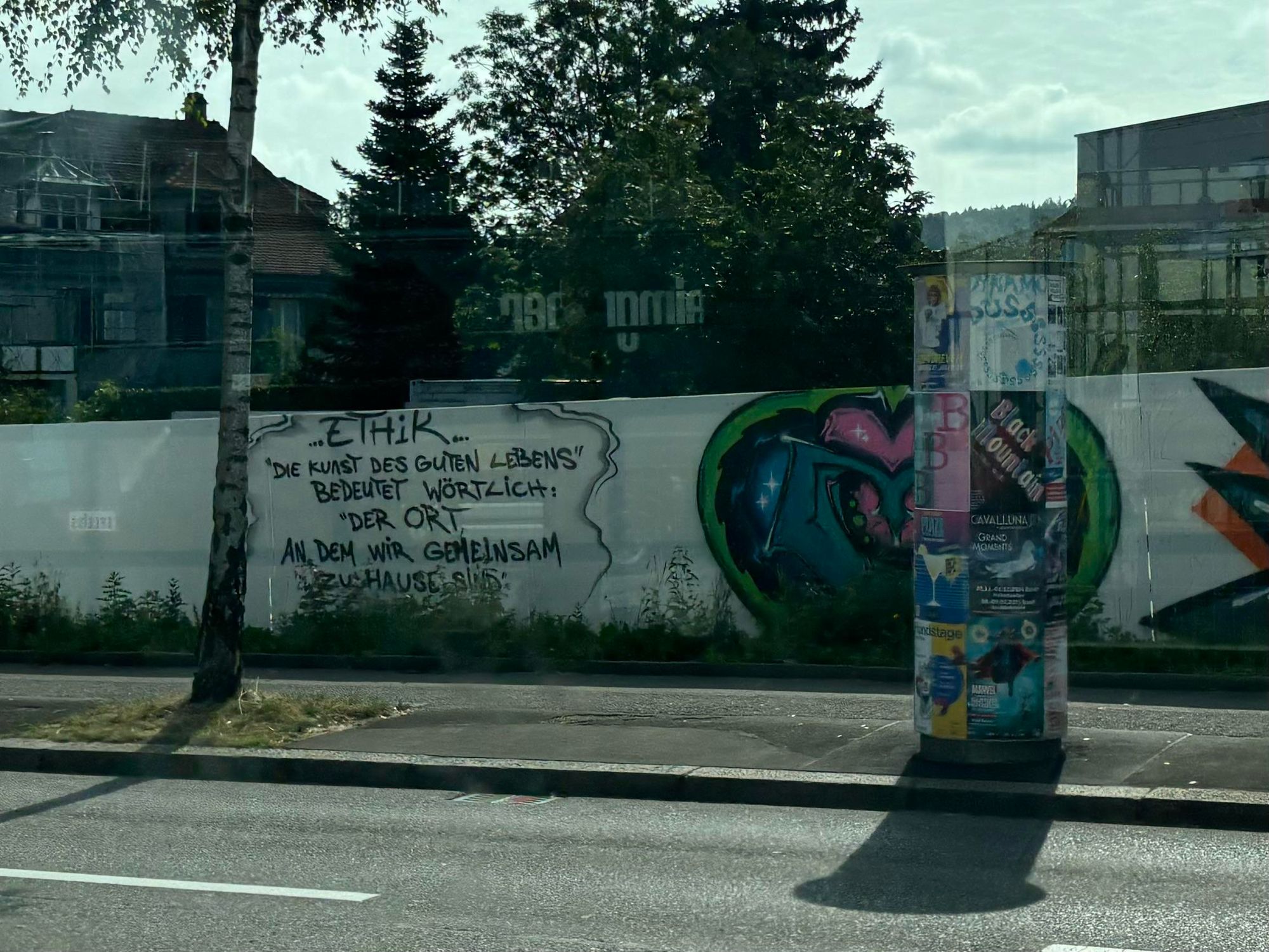 Eine Wand mit folgendem Grafiti drauf:
ЕНіК...
"DIE KUAST DES GUTEN LEBENS"
BEDEUTET WÖRTLiCH:
"DER ORT,
AN DEM WIR GEMEINSAM
ZUHAUSE SIND“