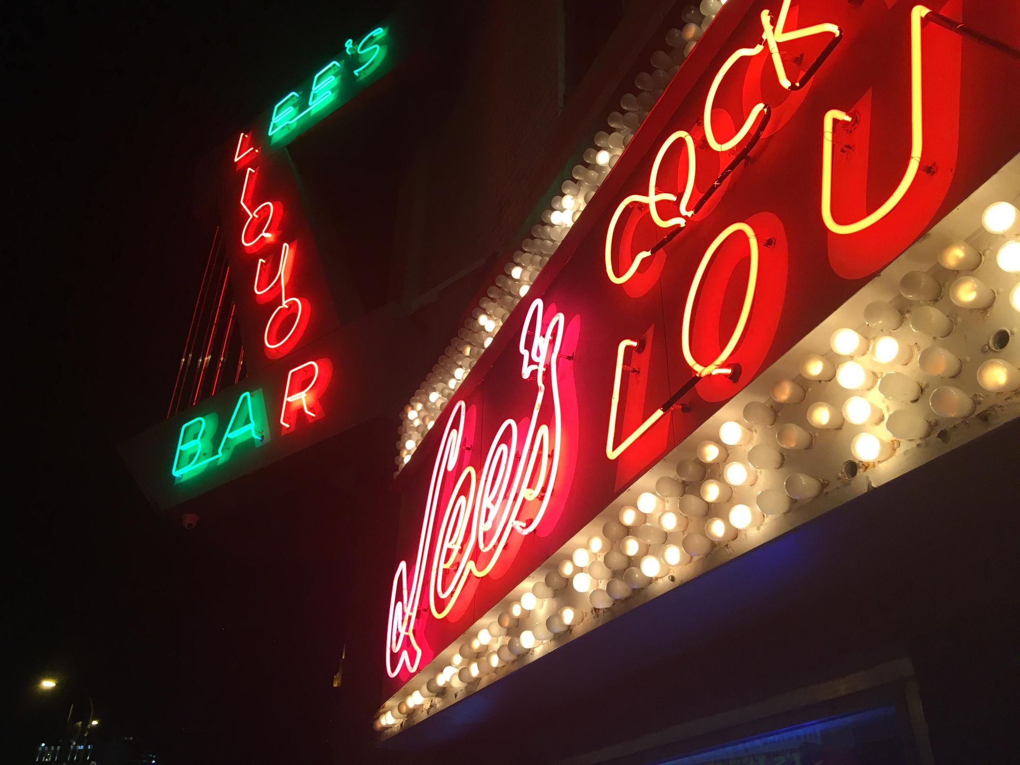 Die sehr farbenfrohe Neon-Außenreklame von Lee's Liquor Bar, Downtown Minneapolis