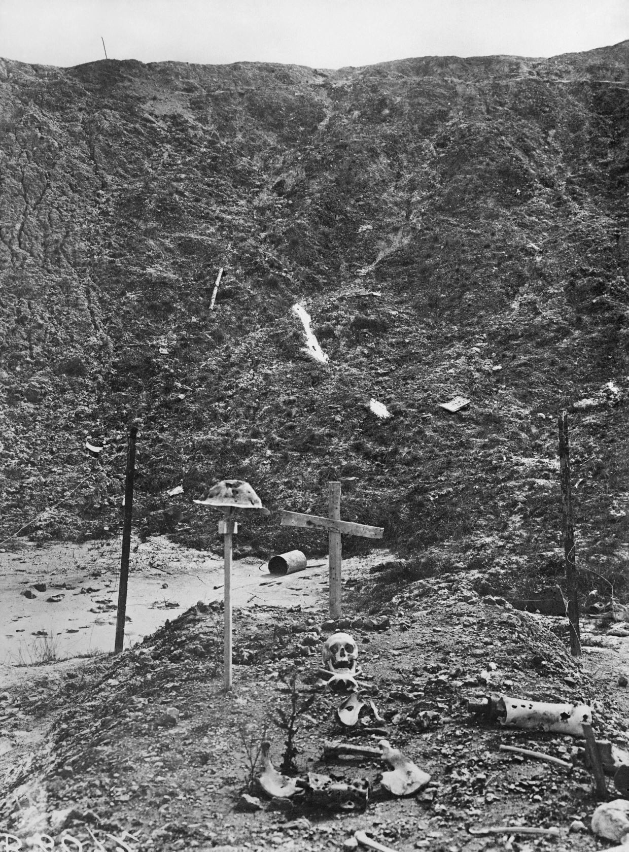 Black and white photo of burial mound with crosses bones and shell cases.
https://www.iwm.org.uk/collections/item/object/205283243