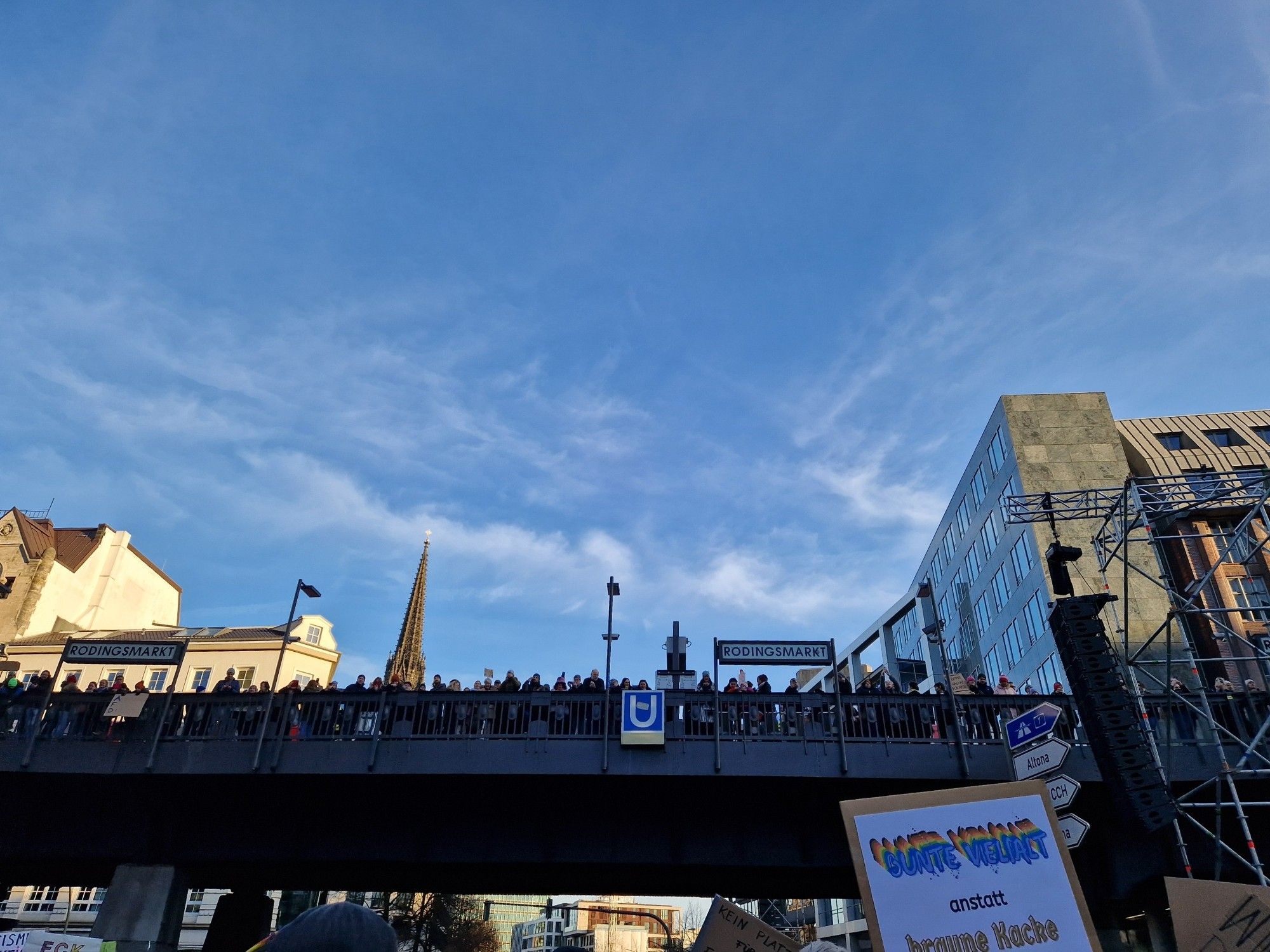 Die Demo #HamburgStehtAuf 
Aus der Menschenmenge auf der Strasse die U-Bahn-Brücke Rödingsmarkt fotografiert. Dort stehen ebenfalls viele Menschen auf dem Bahnsteig mit dem besten Blick auf den Demo-Zug