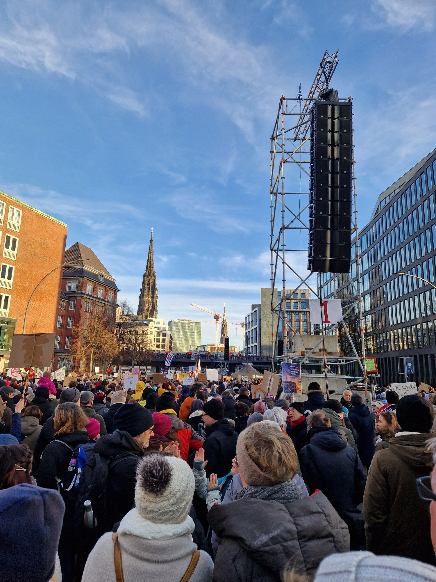 Blick über die Köpfe der Menschenmenge auf der Demo. Im Hintergrund die U-Bahn-Brücke Rödingsmarkt