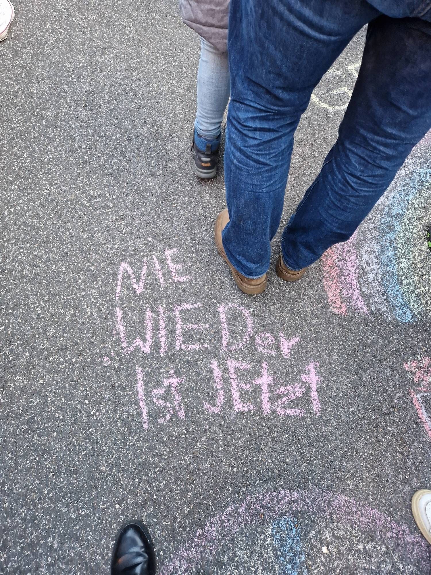 Mit rosa Kreide auf die Strasse gemalt: Nie wieder ist jetzt