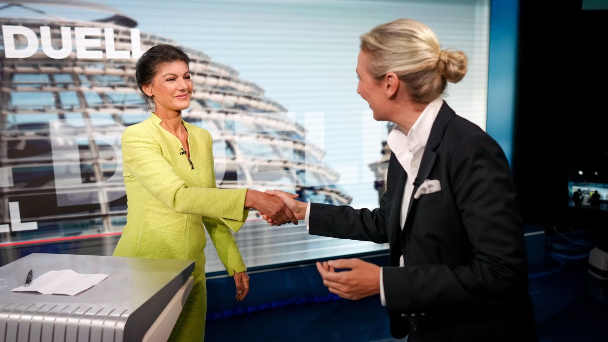 Ausschnitt aus dem Duell von Sahra Wagenknecht (BSW) und Alice Weidel (AfD), wo sich beide mit Handschlag und freundlichem Lächeln begegnen.