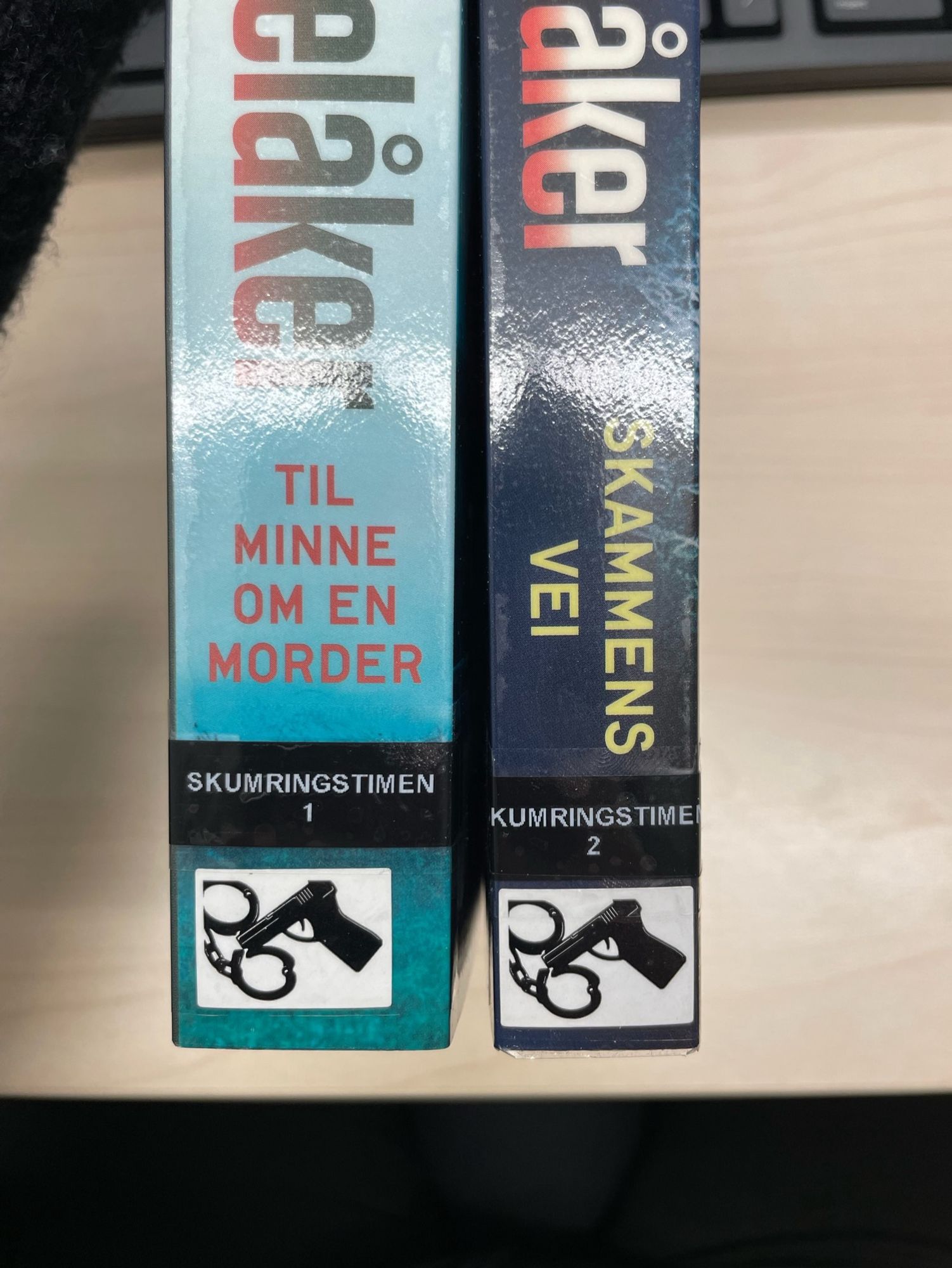 To bøker, bok 1 og 2 i serien Skumringstimen, men bok 2 er tynnere sånn at merkingen på bokryggen kuttes av i begynnelsen og slutten av ordet.