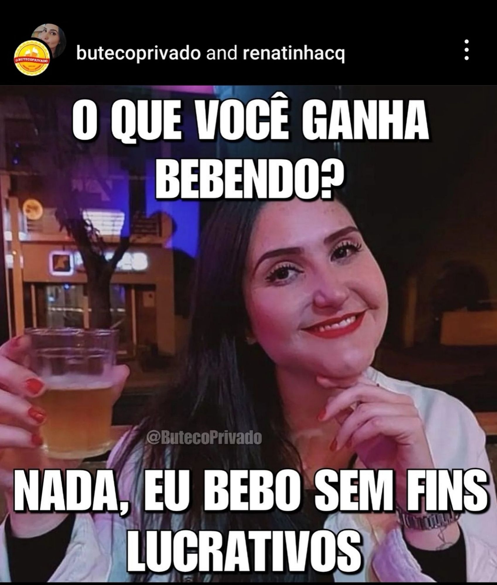 Mulher jovem sorrindo e segurando um copo de cerveja. 