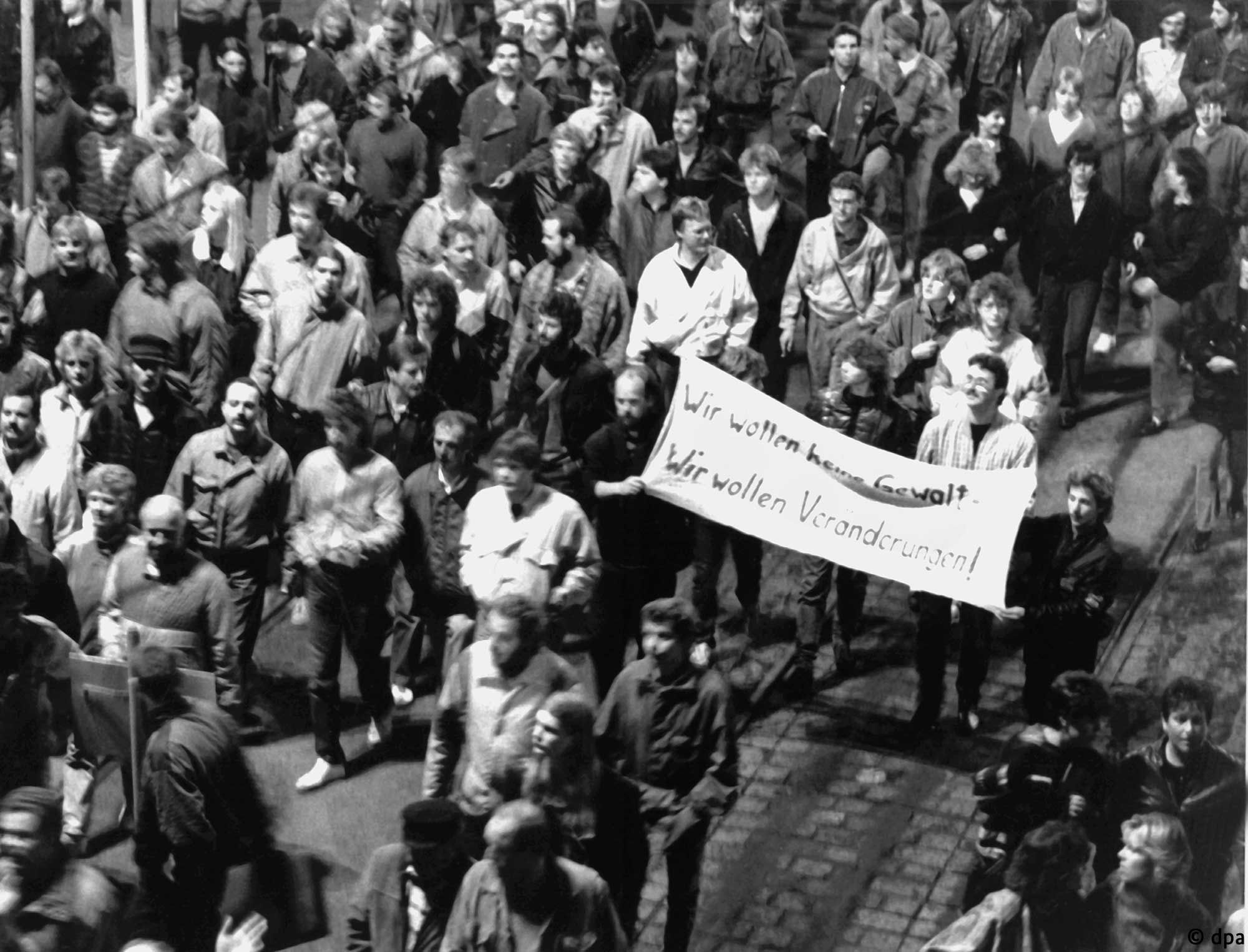 "Wir wollen keine Gewalt! Wir wollen Veränderungen!" ("We don't want violence! We want change!") reads a banner carried by demonstrators at the Monday demonstration on 9 October 1989 in Leipzig.