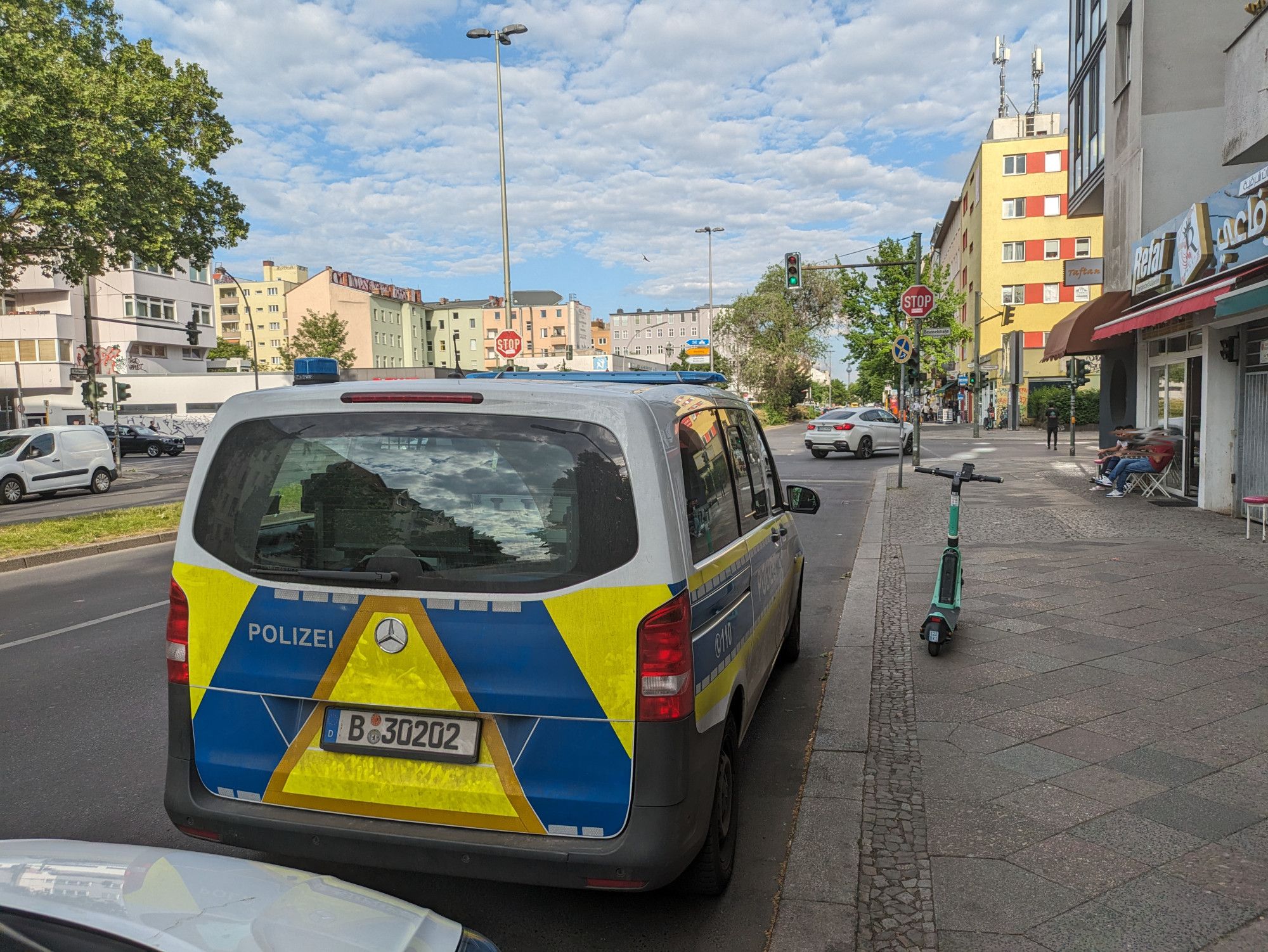 Ein Einsatzfahrzeug der Polizei Berlin parkt im absoluten Halteverbot.