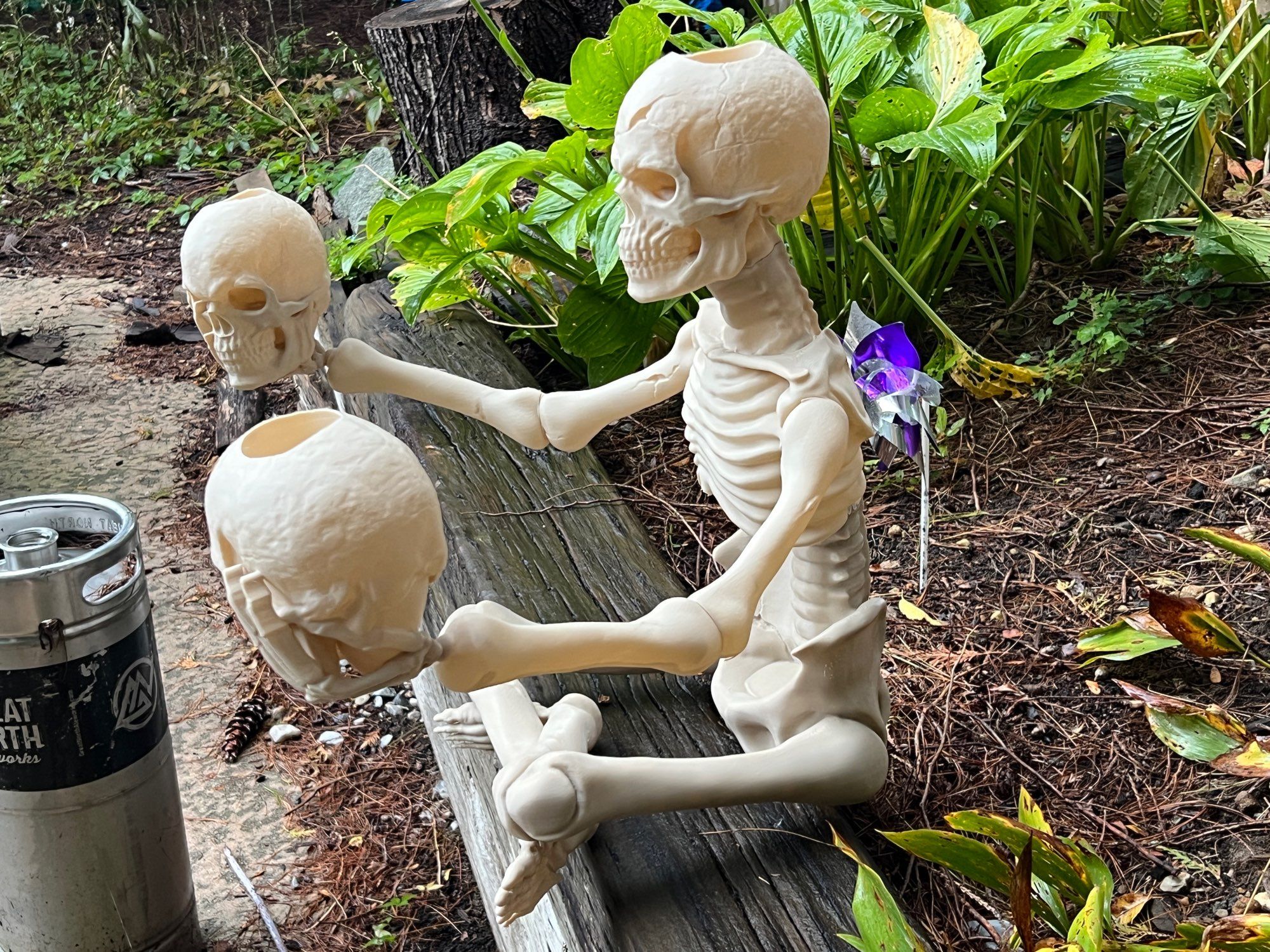 Skeleton holding two skulls from the other side