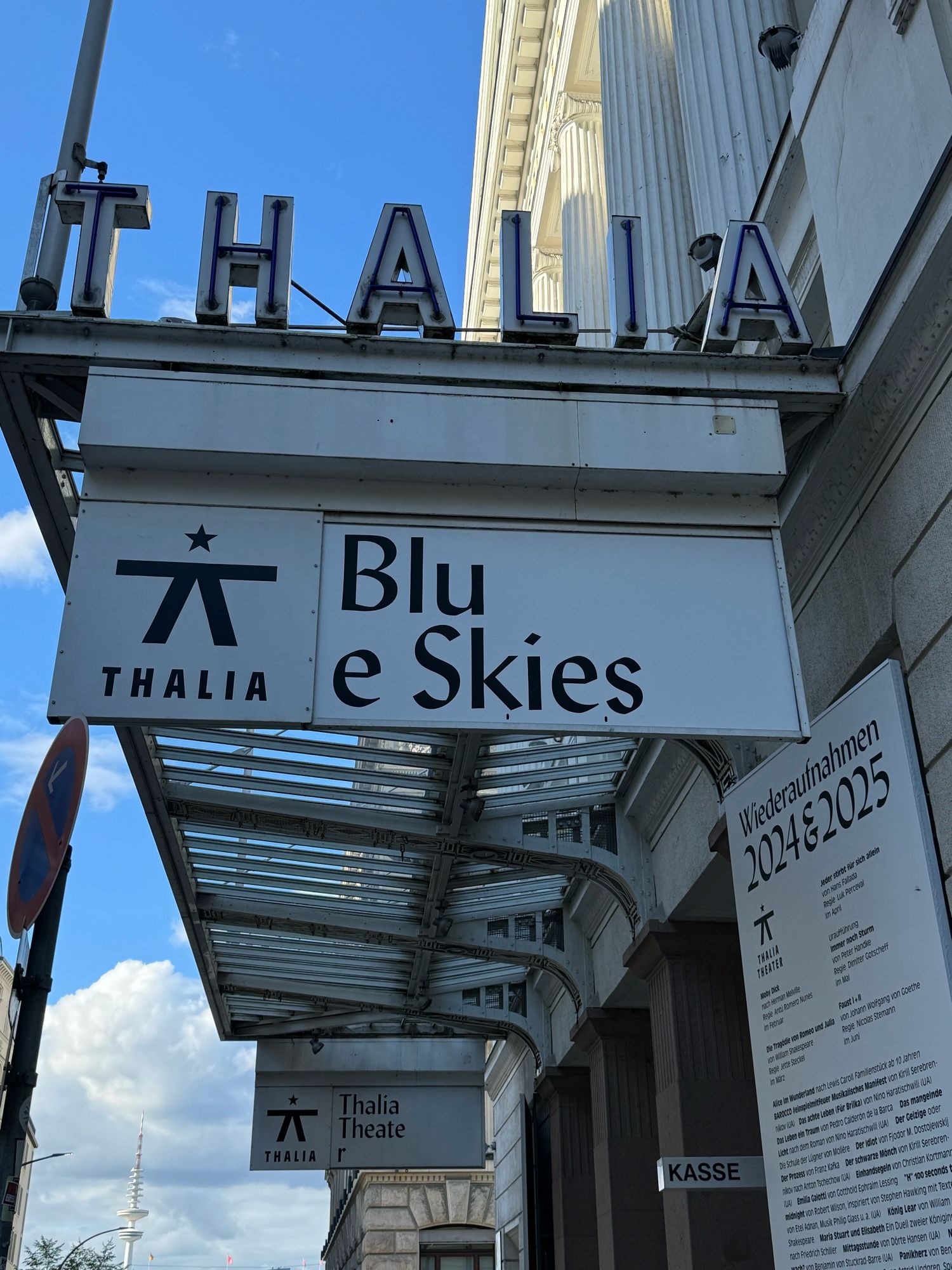 Schild am Eingang des Hamburger Thalia Theaters bewirbt das Stück „Blue Skies“ von T. C. Boyle.