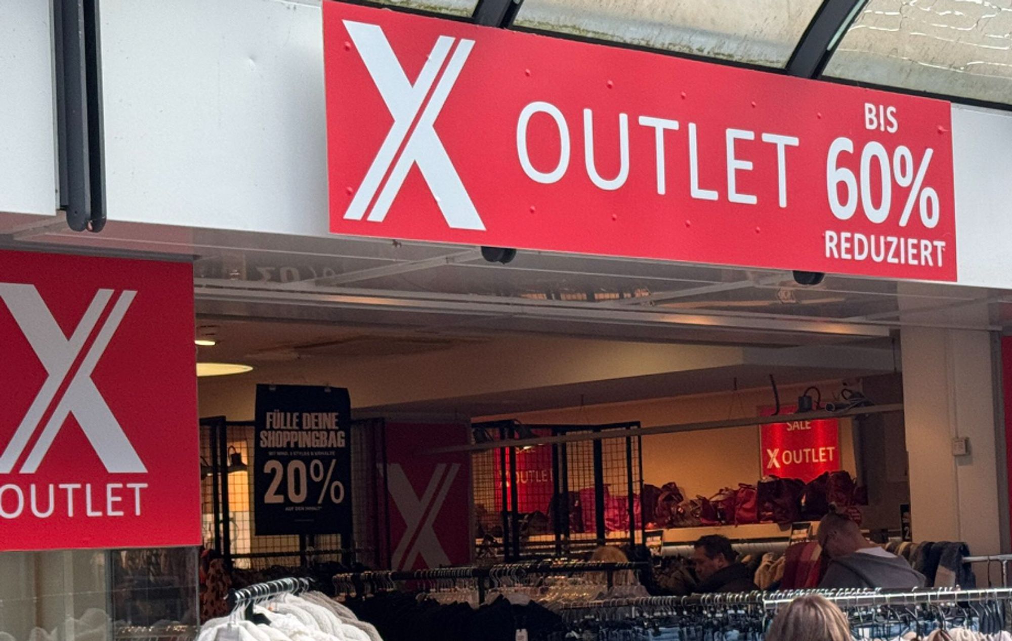 Kaufhaus mit dem Namen X Outlet bis zu 60% reduziert