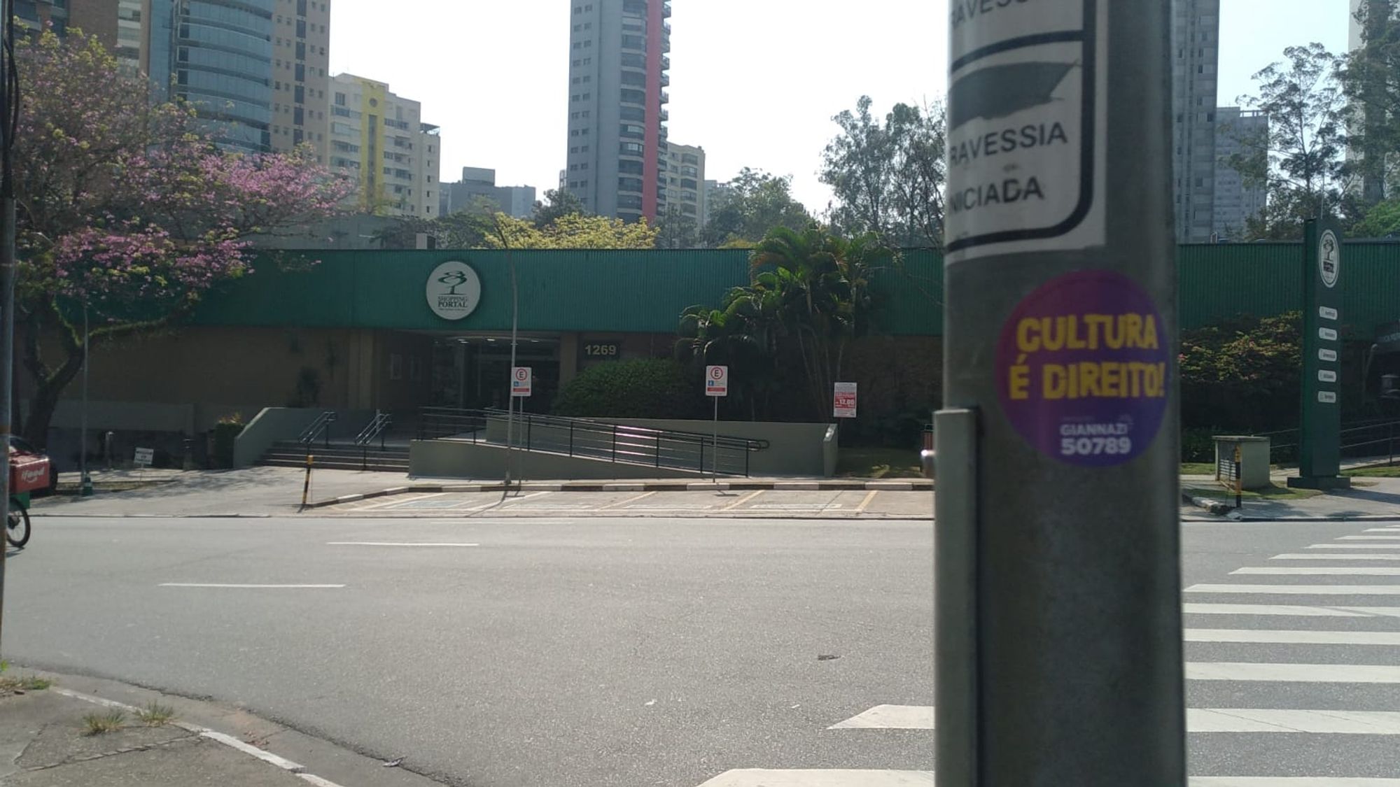 Frente do Shopping Portal do Morumbi, situado na Vila Susana. A frente, um adesivo escrito: Cultura e Direito, do candidato a vereador de SP,  @CelsoGianazzi