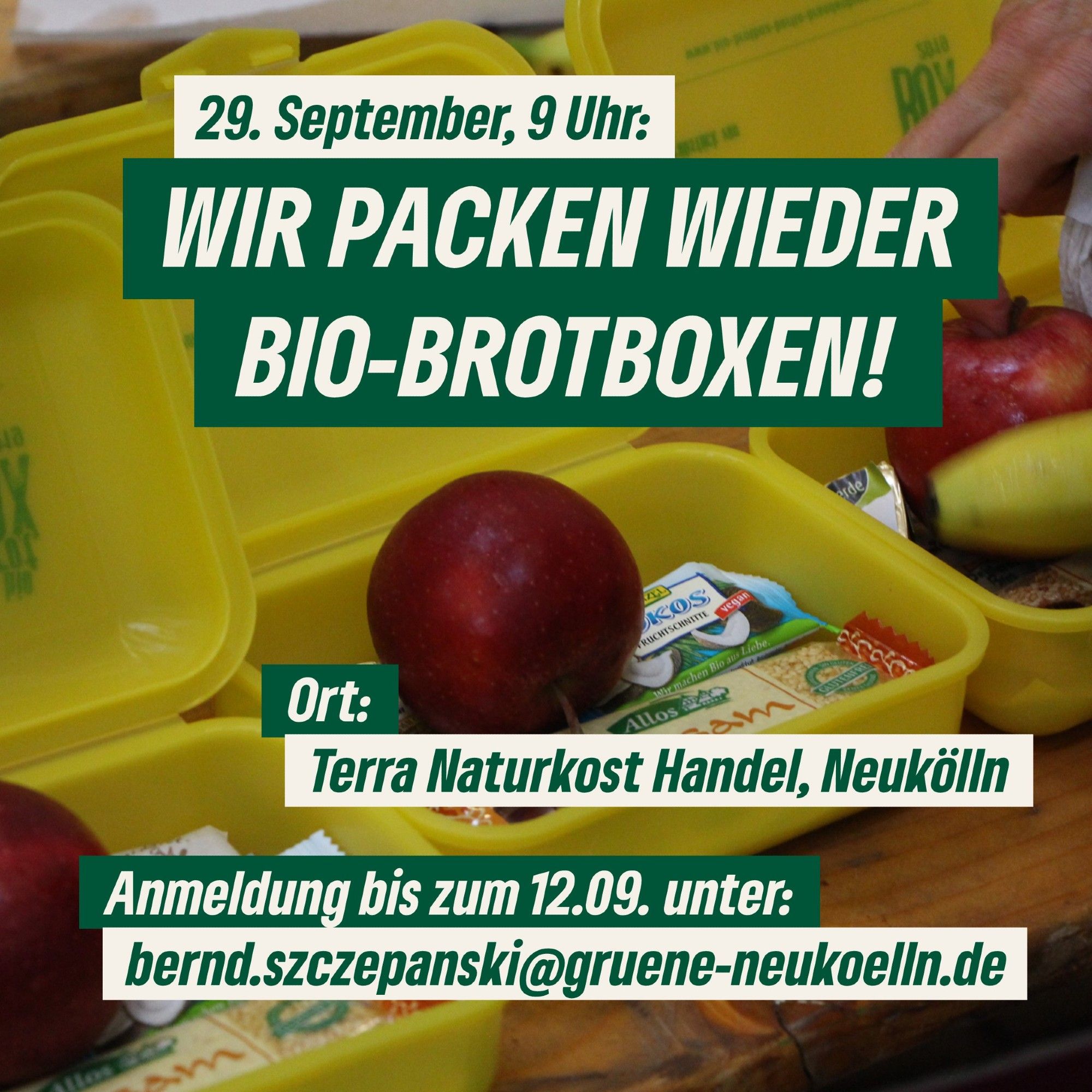 Das Bild zeigt mehrere Brotboxen, in denen jeweils ein Apfel und mehrere Bio-Riegel liegen. Oben steht der Text: "29. September, 9 Uhr: Wir packen wieder Bio-Brotboxen!". Unten steht der Text: "Ort: Terra Naturkost Handel, Neukölln. Anmeldung bis zum 12.09. unter: bernd.szczepanski@gruene-neukoelln.de"