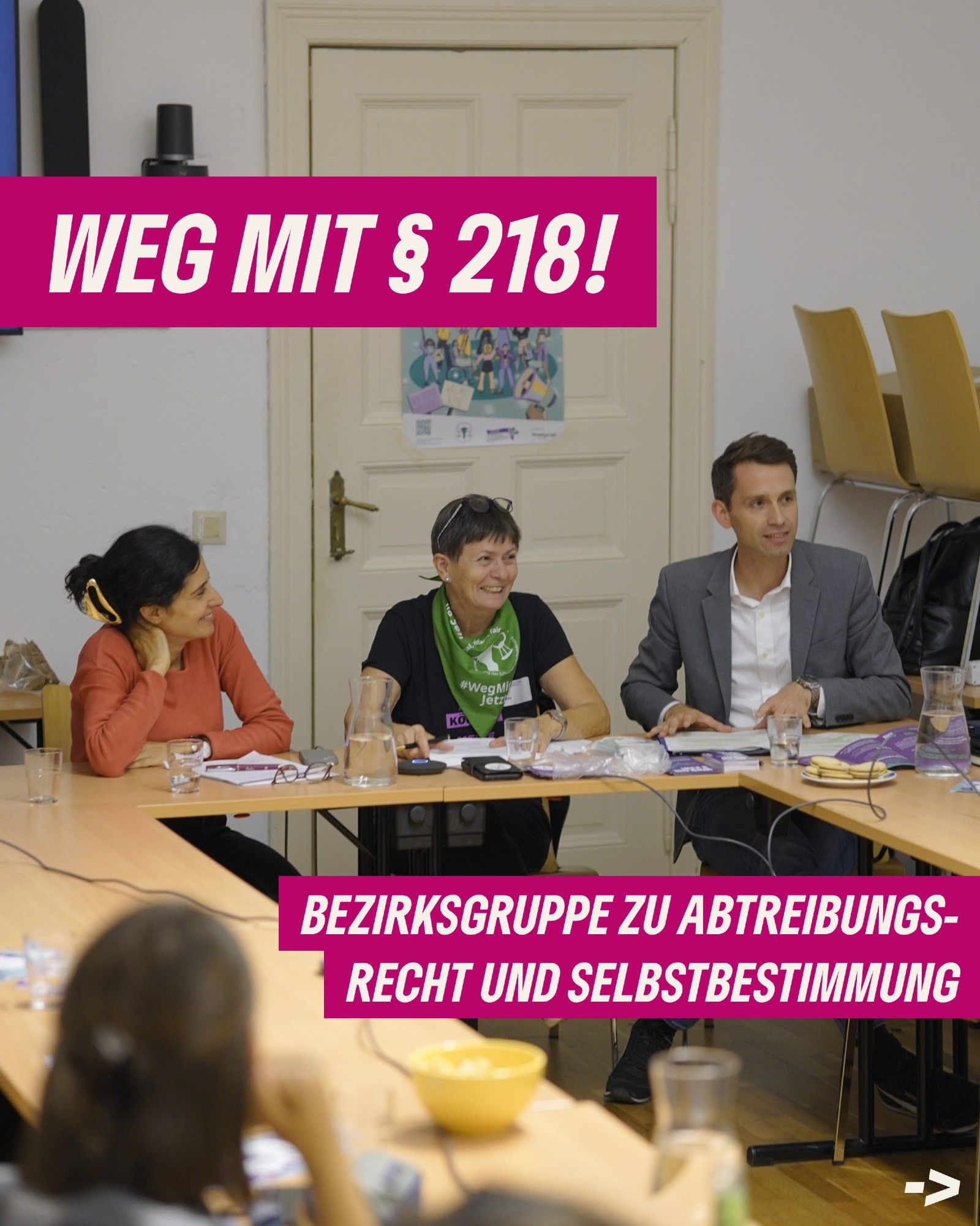 Das Bild zeigt einen Raum mit Tischen an denen mehrere Personen sitzen. Drei davon sind gut zu erkennen. Oben und unten steht der Text: "Weg mit § 218! Bezirksgruppe zu Abtreibungsrecht und Selbstbestimmung"