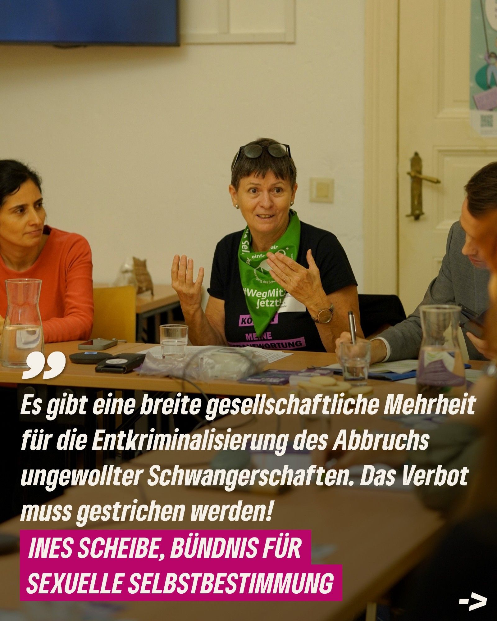 Das Bild zeigt mehrere Personen an Tischen sitzen. Unten der Text: "Es gibt eine breite gesellschaftliche Mehrheit für die Entkriminalisierung des Abbruchs ungewollter Schwangerschaften. Das Verbot muss gestrichen werden!" Darunter steht: "Ines Scheibe, Bündnis für sexuelle Selbstbestimmung"