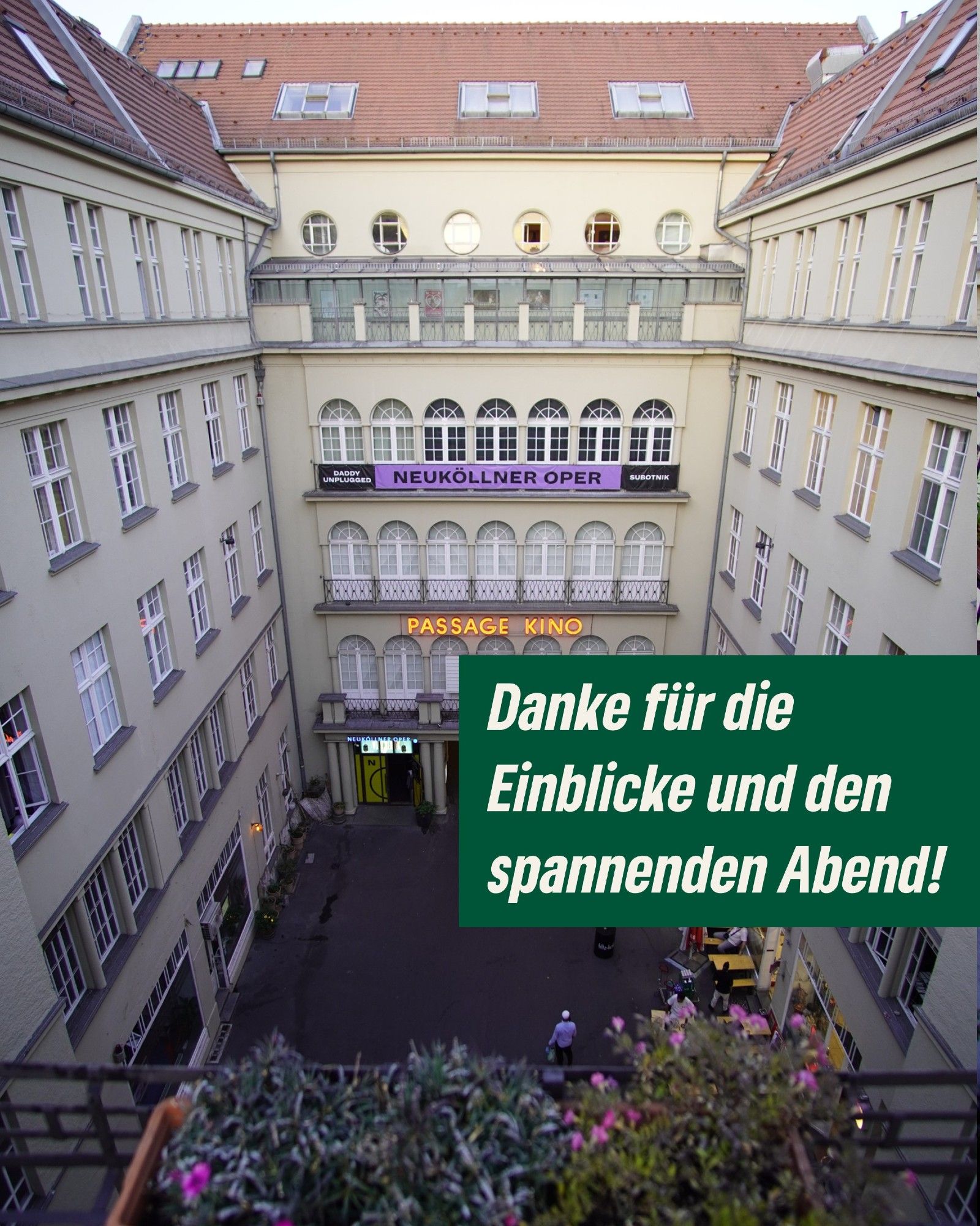 Das Bild zeigt den Blick von der Dachterrasse der Neuköllner Oper in den Hof an der Karl-Marx-Straße 131/133. Unten rechts der Text: "Danke für die Einblicke und den spannenden Abend!