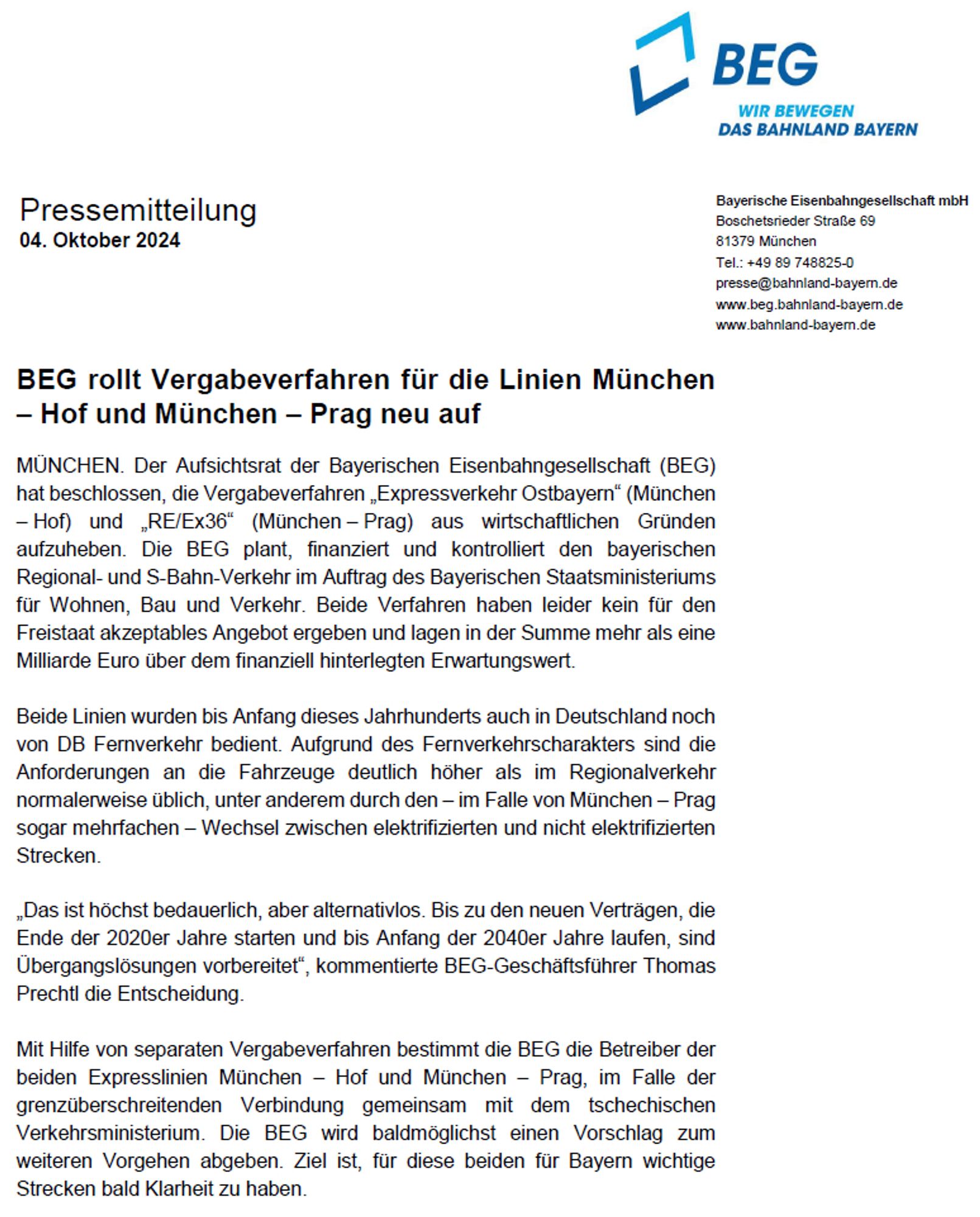 BEG rollt Vergabeverfahren für die Linien München – Hof und München – Prag neu auf

MÜNCHEN. Der Aufsichtsrat der Bayerischen Eisenbahngesellschaft (BEG) hat beschlossen, die Vergabeverfahren „Expressverkehr Ostbayern“ (München – Hof) und „RE/Ex36“ (München – Prag) aus wirtschaftlichen Gründen aufzuheben. Die BEG plant, finanziert und kontrolliert den bayerischen Regional- und S-Bahn-Verkehr im Auftrag des Bayerischen Staatsministeriums für Wohnen, Bau und Verkehr. Beide Verfahren haben leider kein für den Freistaat akzeptables Angebot ergeben und lagen in der Summe mehr als eine Milliarde Euro über dem finanziell hinterlegten Erwartungswert.

Beide Linien wurden bis Anfang dieses Jahrhunderts auch in Deutschland noch von DB Fernverkehr bedient. Aufgrund des Fernverkehrscharakters sind die Anforderungen an die Fahrzeuge deutlich höher als im Regionalverkehr normalerweise üblich, unter anderem durch den – im Falle von München – Prag sogar mehrfachen – Wechsel zwischen elektrifizierten