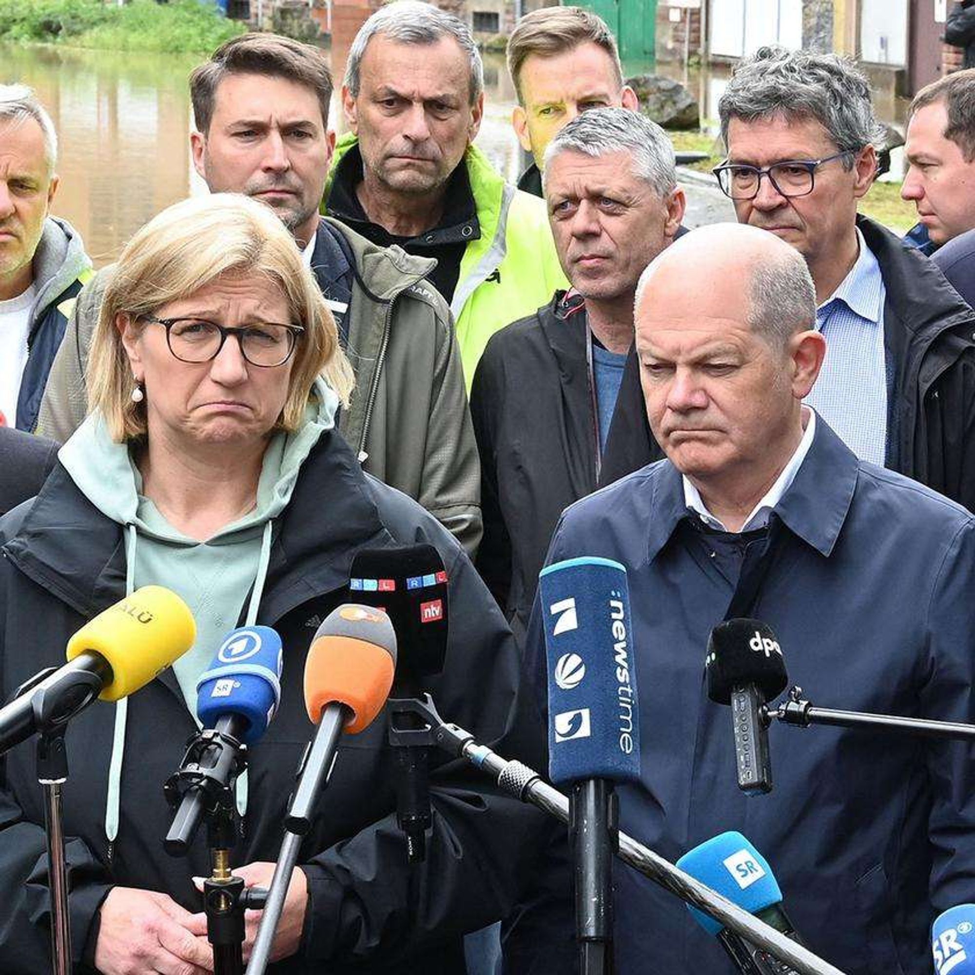 Anke Rehlinger und Olaf Scholz schauen im Hochwassergebiet Karikaturhaft betroffen.