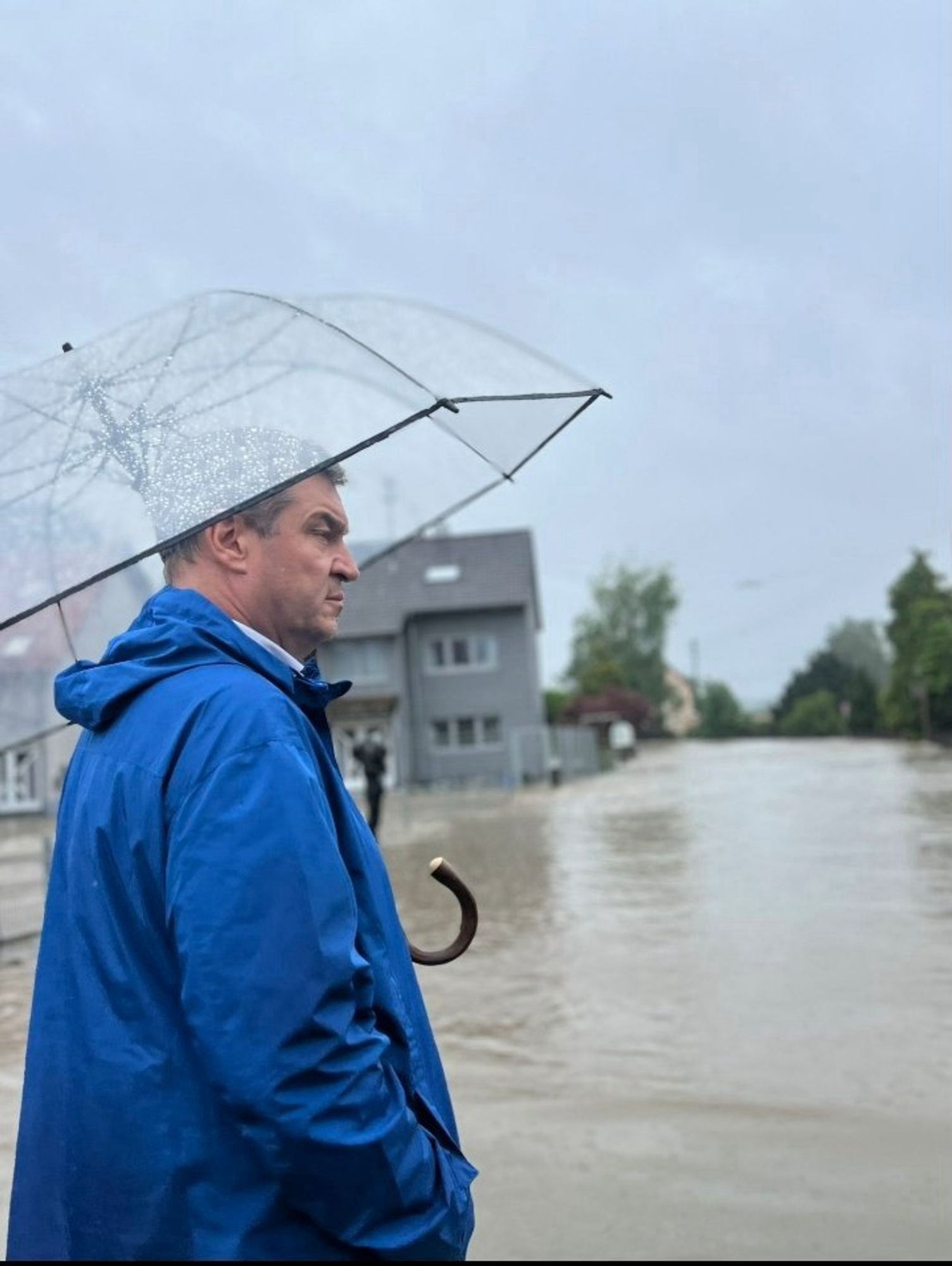 Söder schaut grimmig über die Fluten.