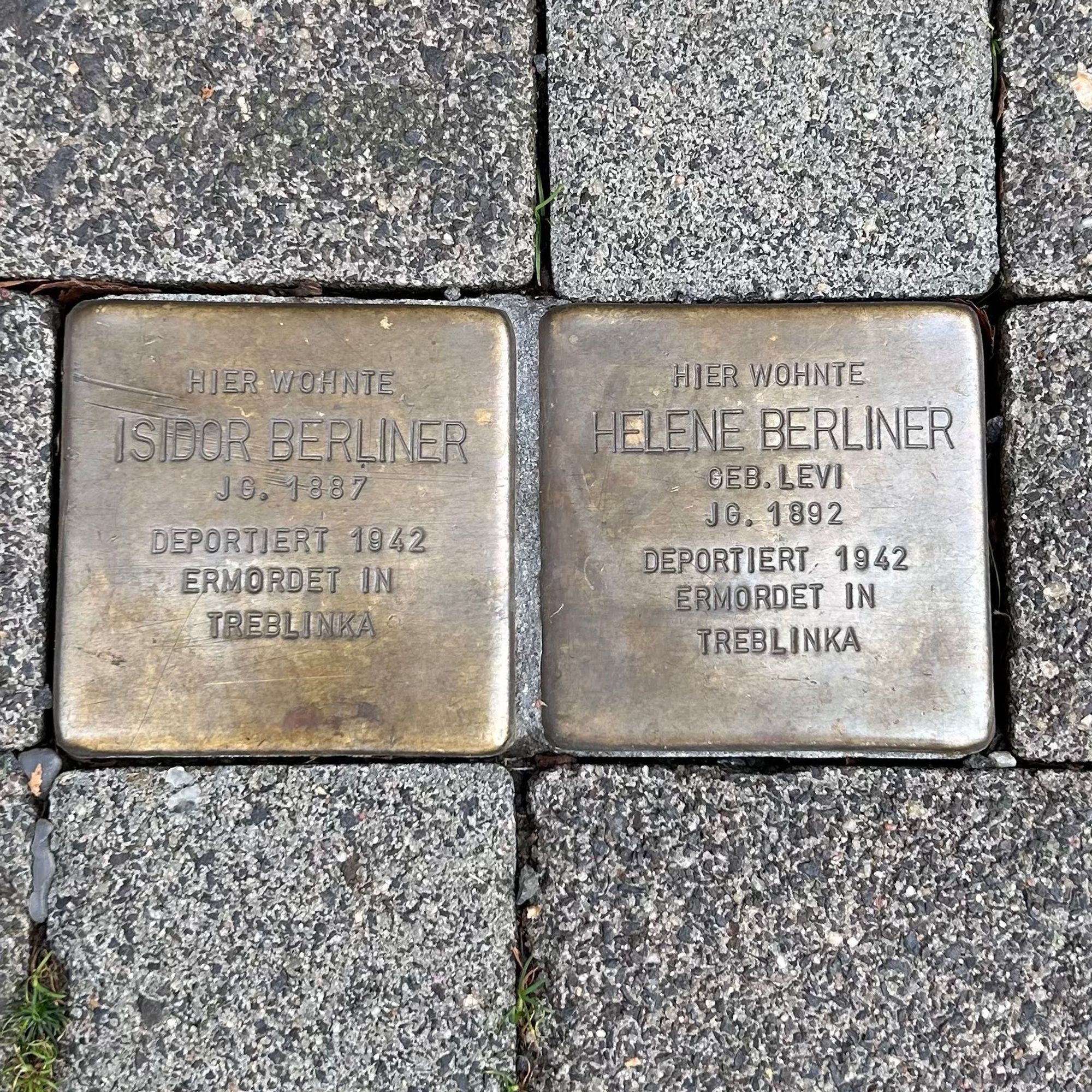 Stolpersteine remembering Isidor and Helene Berliner, who died in Treblinka in 1942.