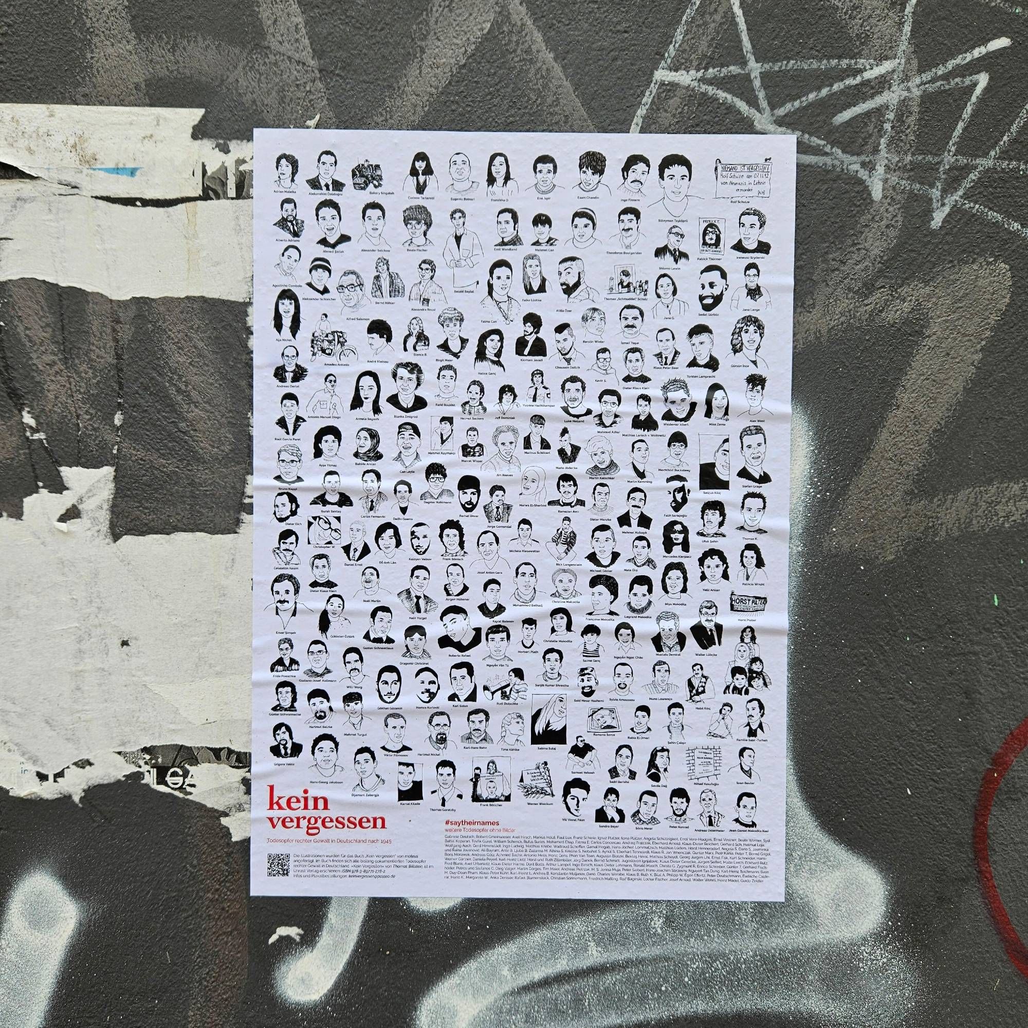 Das Bild zeigt ein Plakat, das an einer Wand mit Graffiti klebt. Auf dem Plakat sind viele Porträts von Menschen in Schwarz-Weiß abgebildet. Unter den Porträts steht in roten Buchstaben "kein vergessen" und darunter befindet sich Text, der Informationen über die dargestellten Personen oder den Zweck des Plakats enthält. Das Plakat erinnert an die Todesopfer rechter Gewalt in Deutschland.