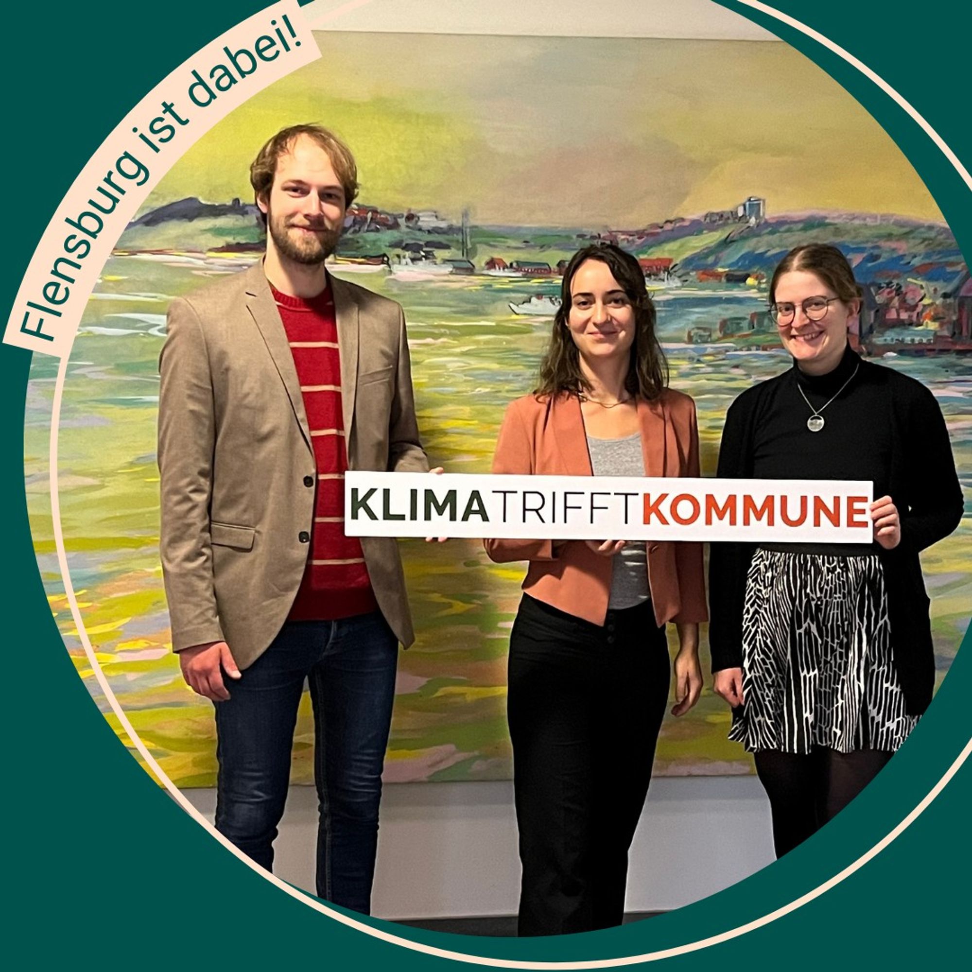 Projektmitarbeitende von Klima trifft Kommune mit einer Vertreterin der Stadt Flensburg.