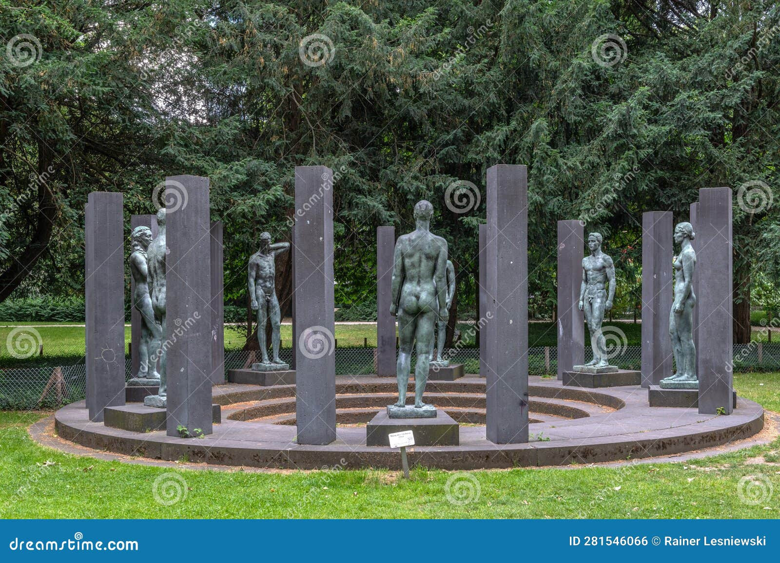 der ring der statuen von georg kolbe, nahe der alten oper im rothschildpark. das grundstück gehört glaube ich seit achtzehnhundert-ebbes wem anderen und trägt den namen halt aus stadtkulturellen gründen oder so.

steinsäulen im kreis angeordnet, dazwischen stehen verschiedene expressionistische leicht übelrlebensgroße (glaube ich) statuen. 

https://www.kunst-im-oeffentlichen-raum-frankfurt.de/de/page161.html?id=240