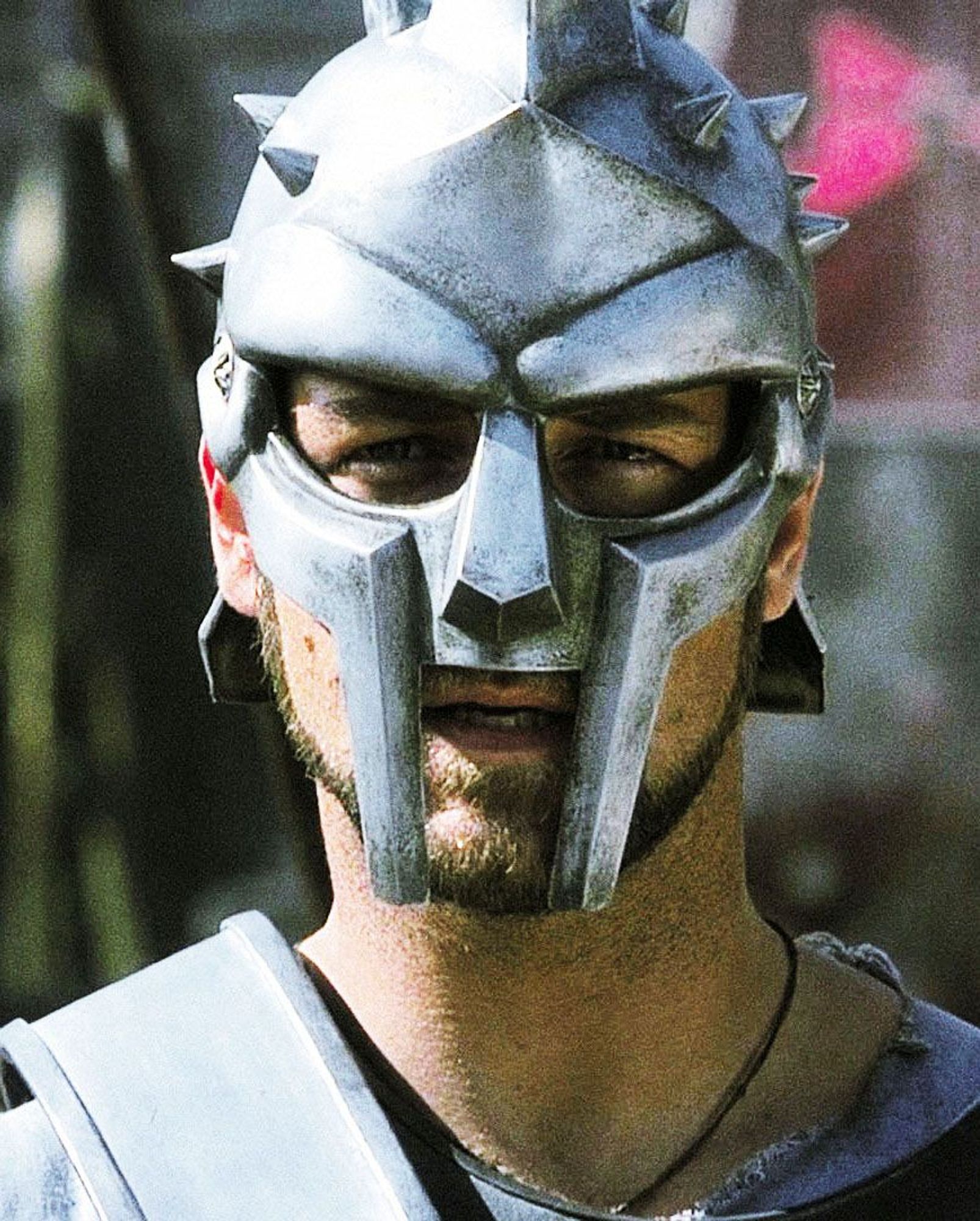 russel crowe mit dieser mc doom-maske.