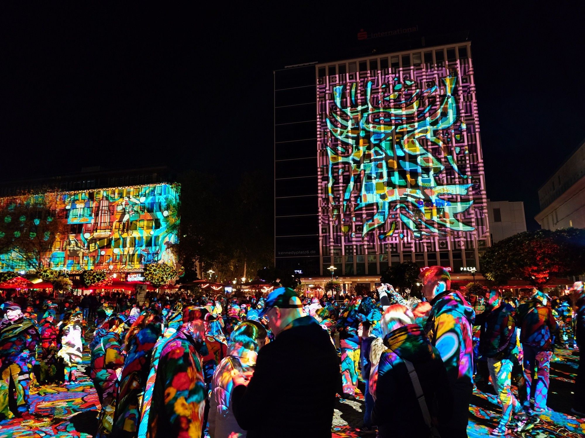 Mit Kunstwerken beleuchteter Platz